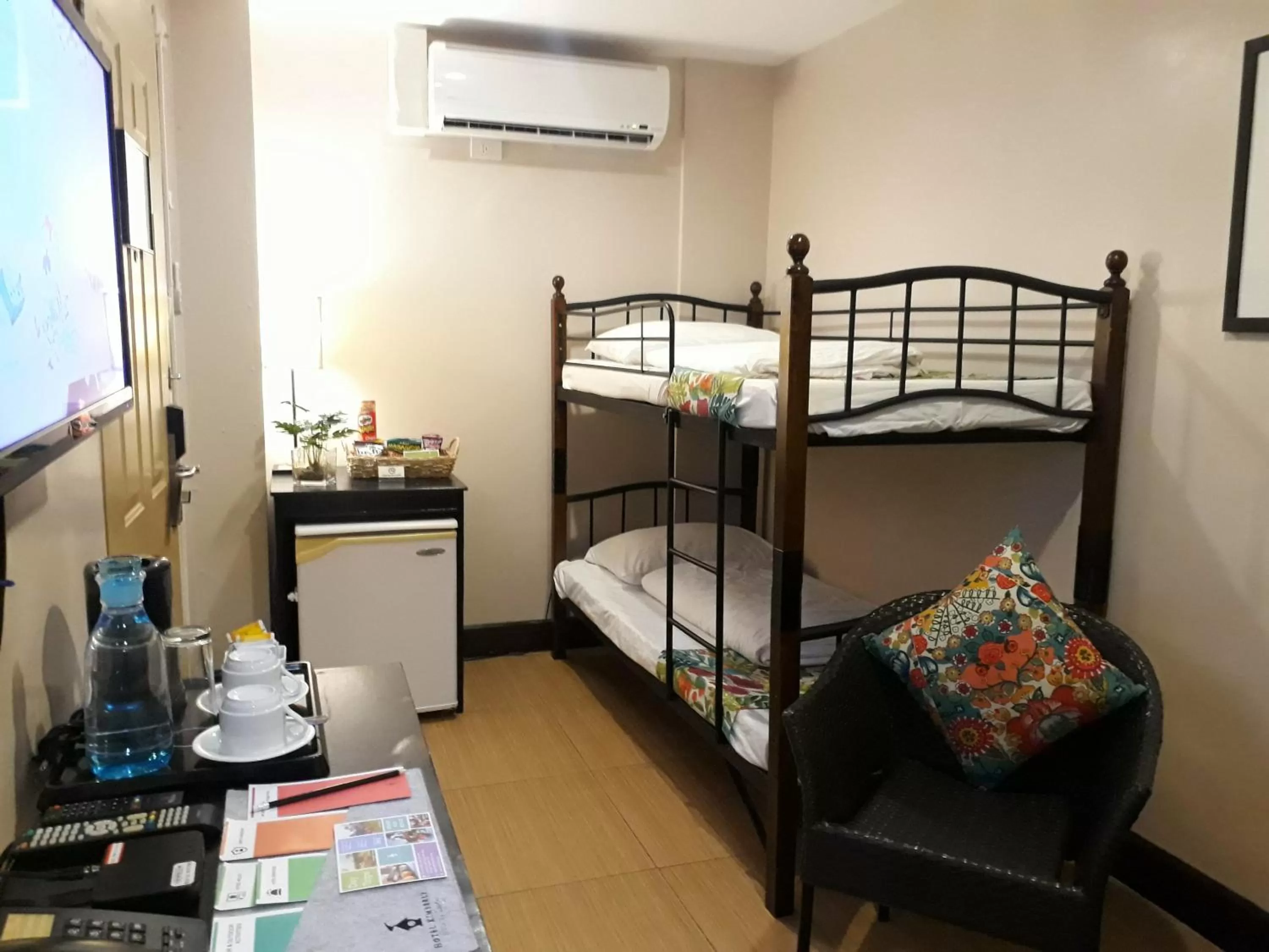 bunk bed, Bed in Hotel Kimberly Tagaytay