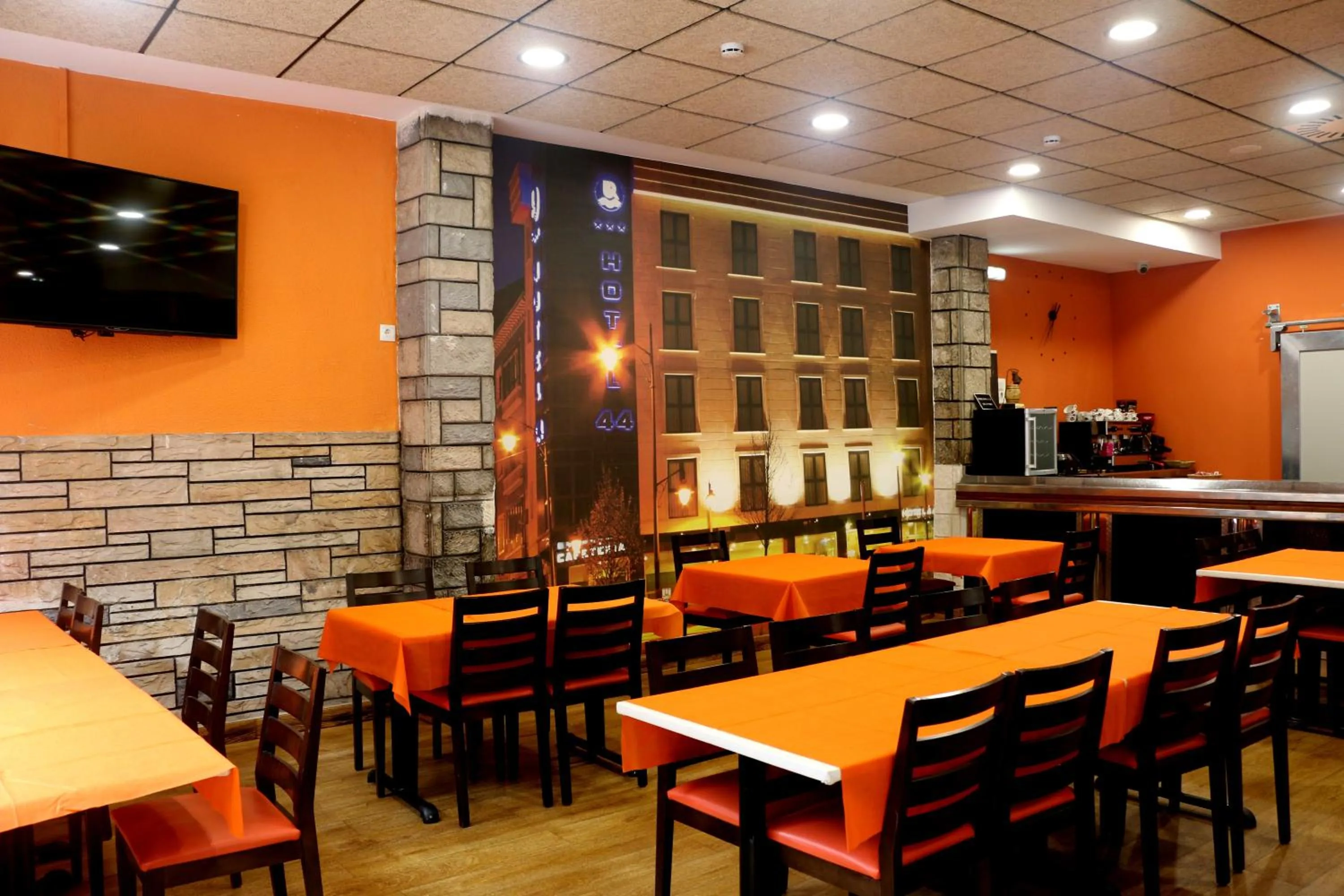Restaurant/places to eat in Hotel 44