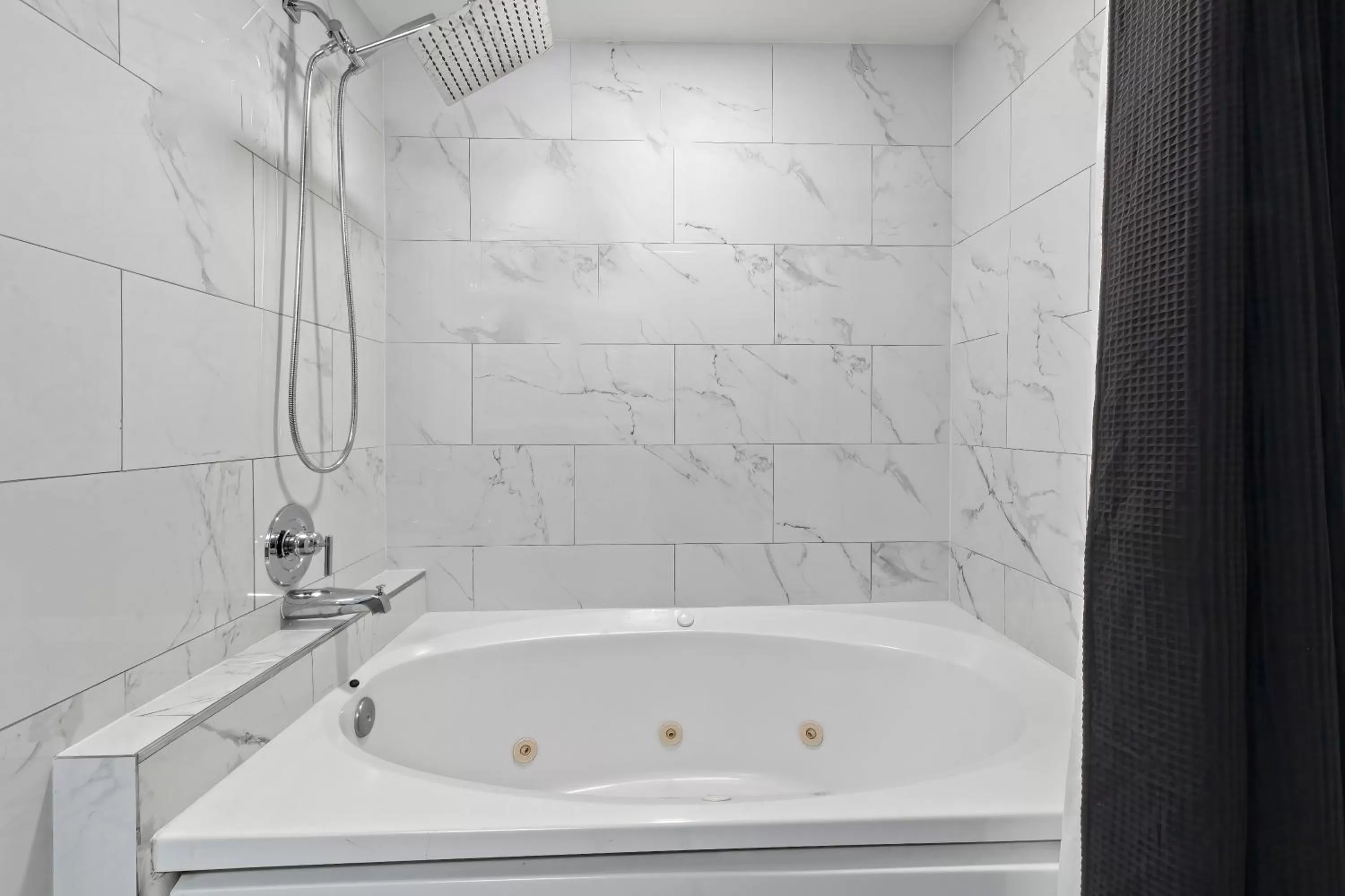 Shower in Ascot Suites Morro Bay