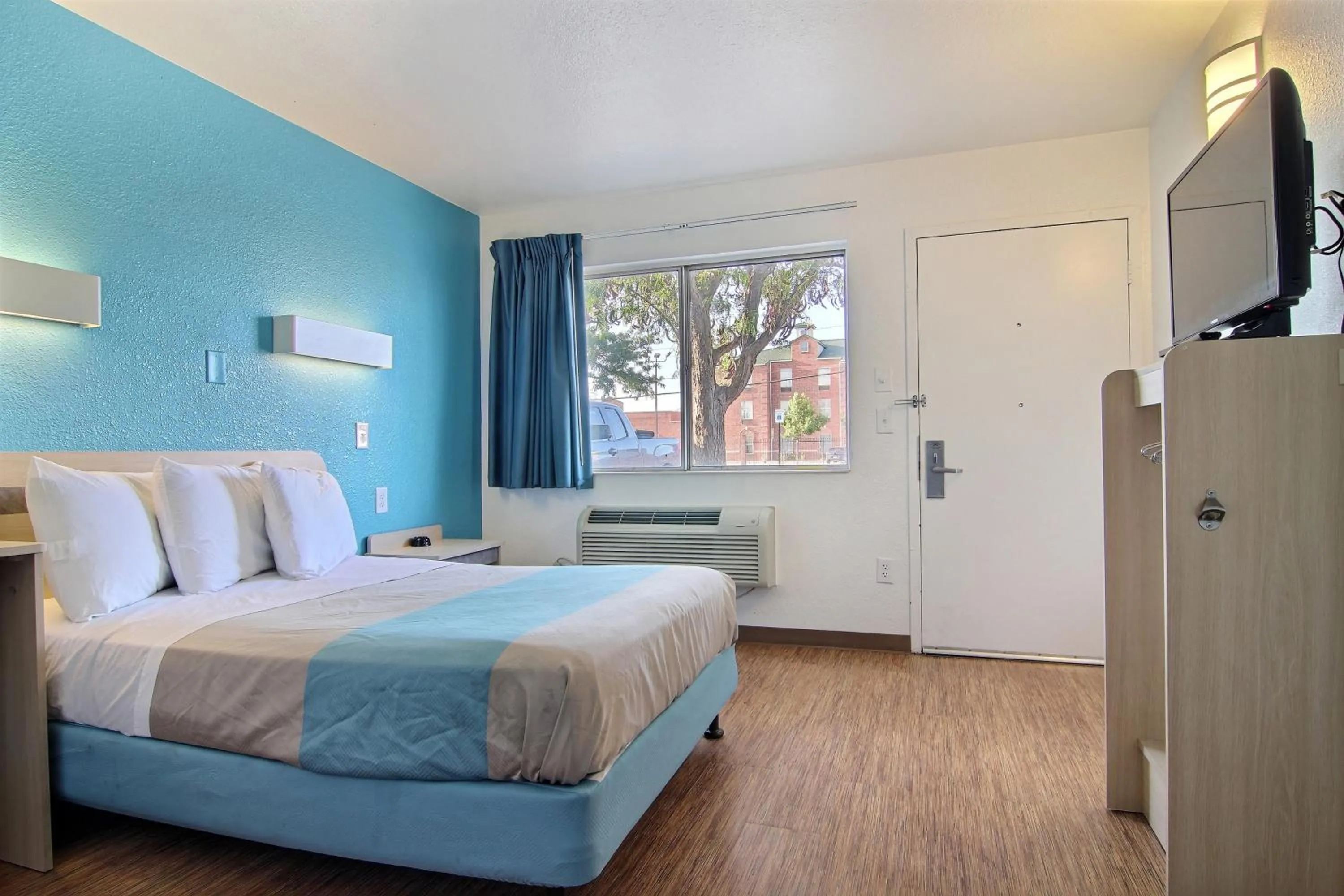 TV and multimedia, Bed in Motel 6-Lubbock, TX