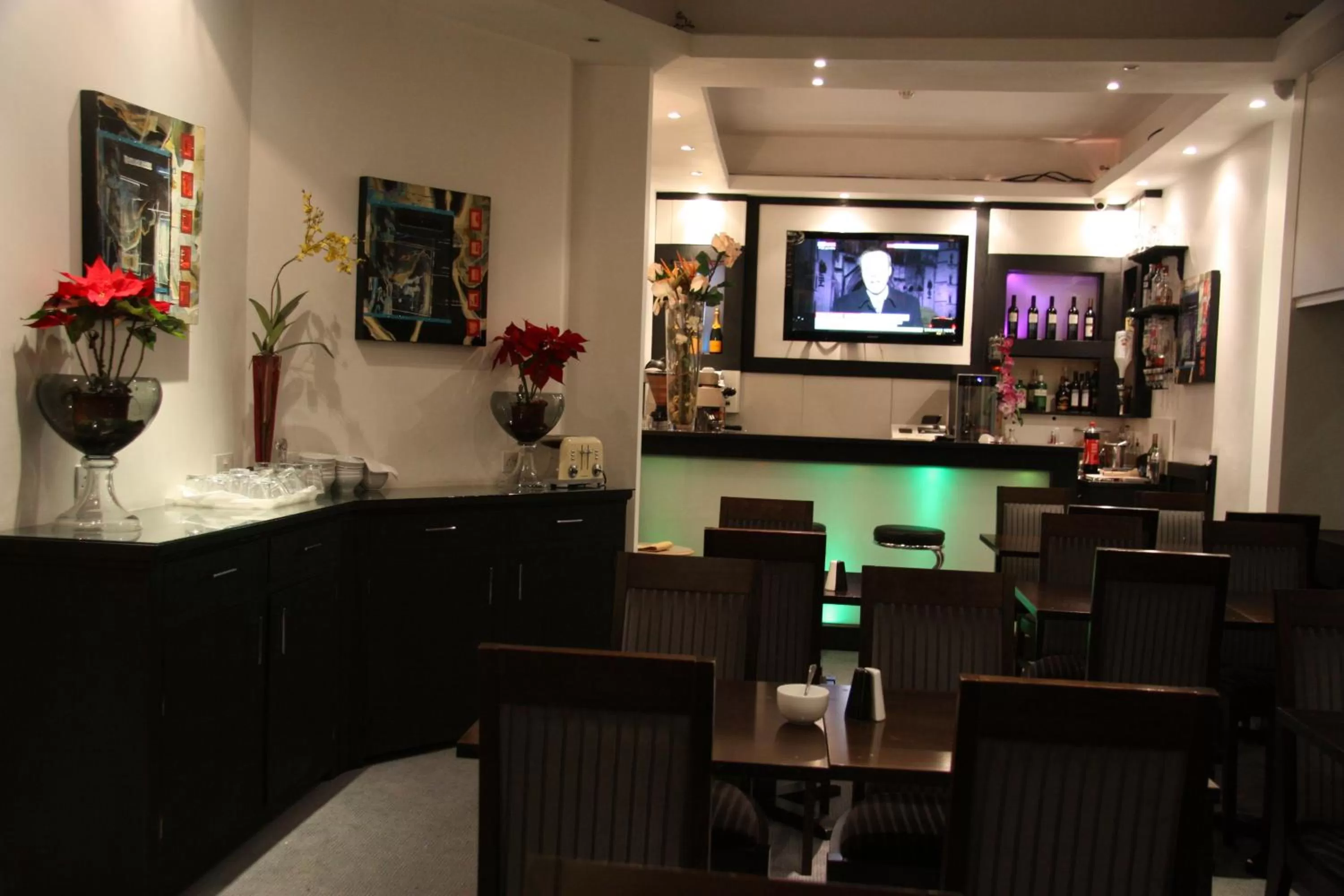 Restaurant/places to eat in Admiral Hotel at Park Avenue