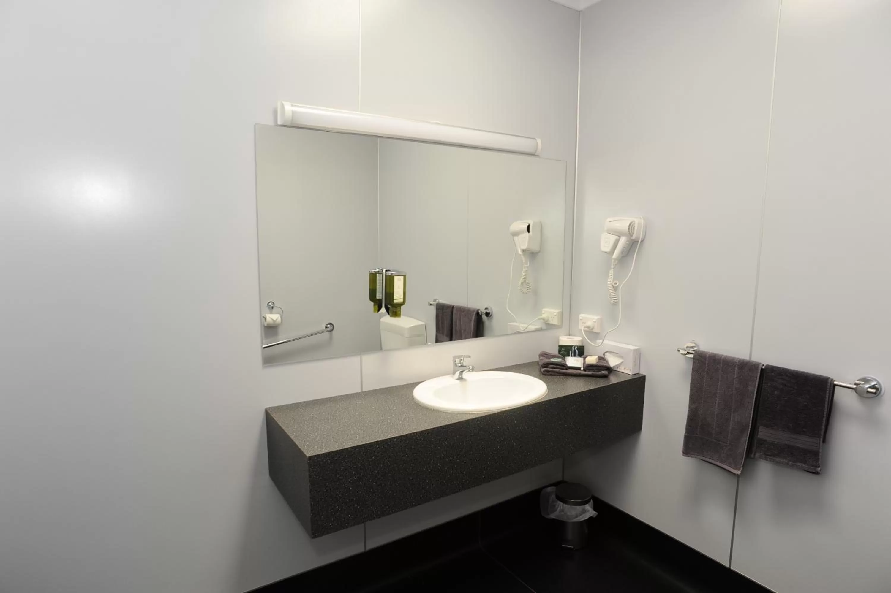 Bathroom in Horsham Mid City Court Motel