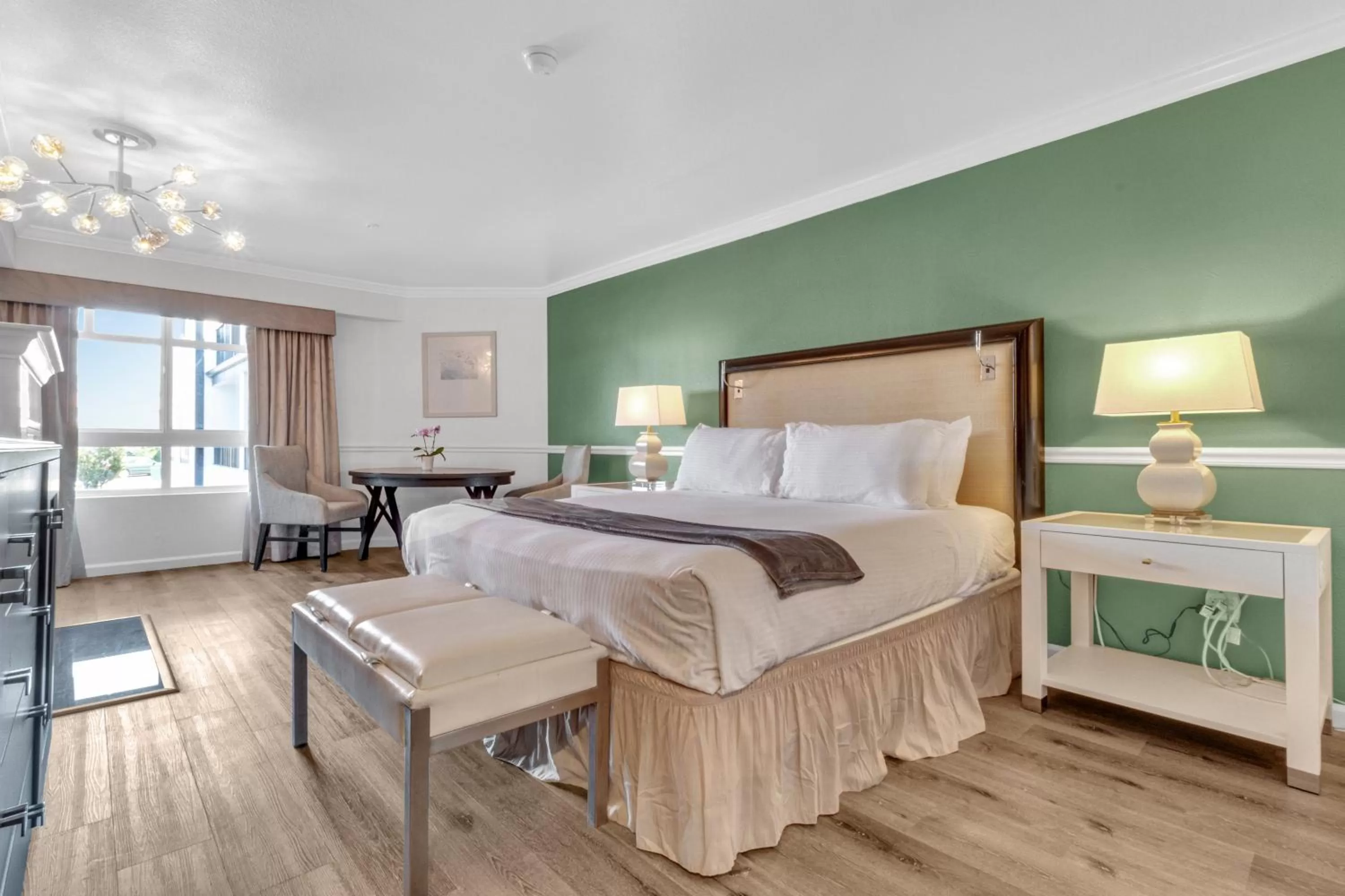 Photo of the whole room, Bed in Ascot Suites Morro Bay