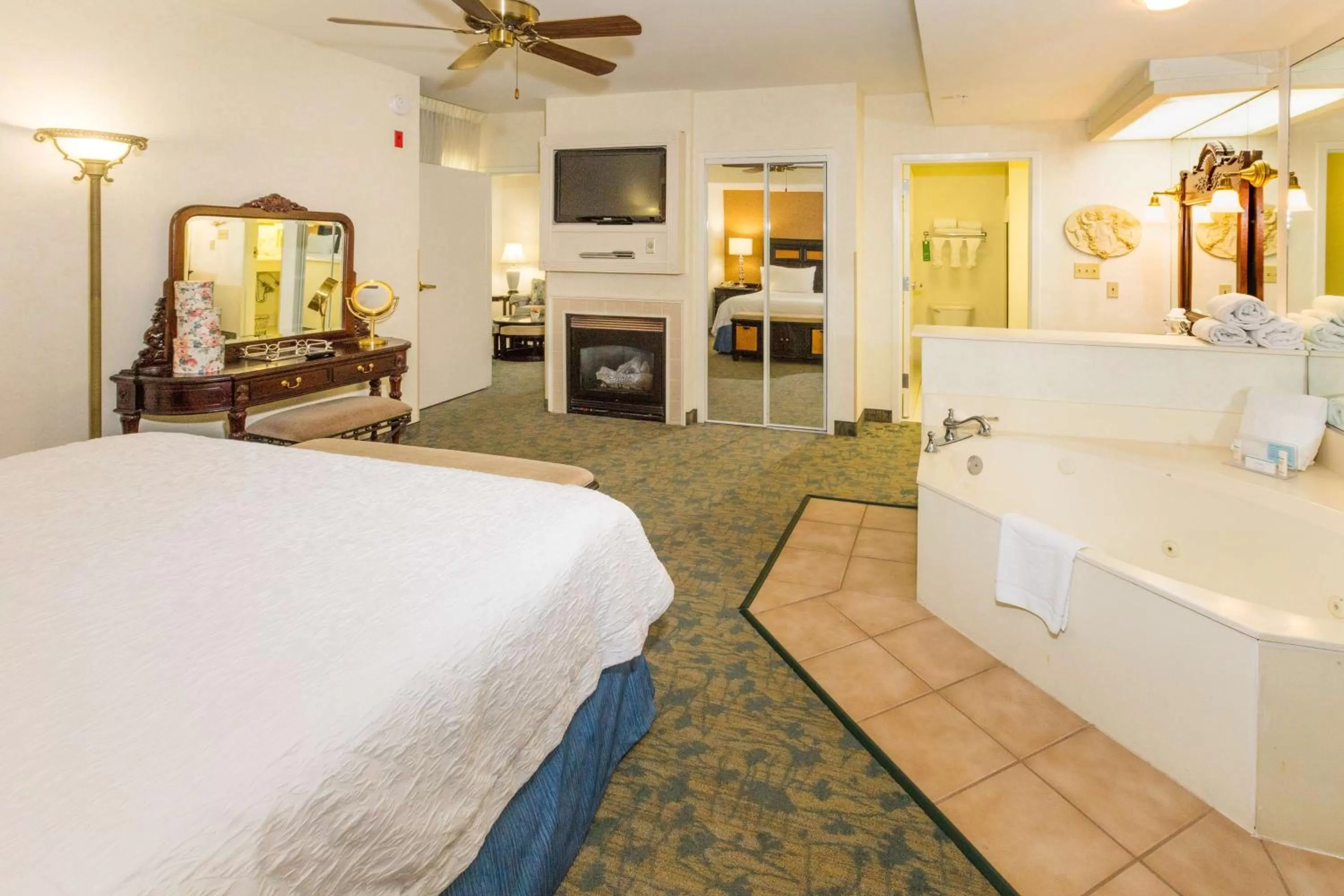 Bed in Hampton Inn & Suites Amelia Island-Historic Harbor Front
