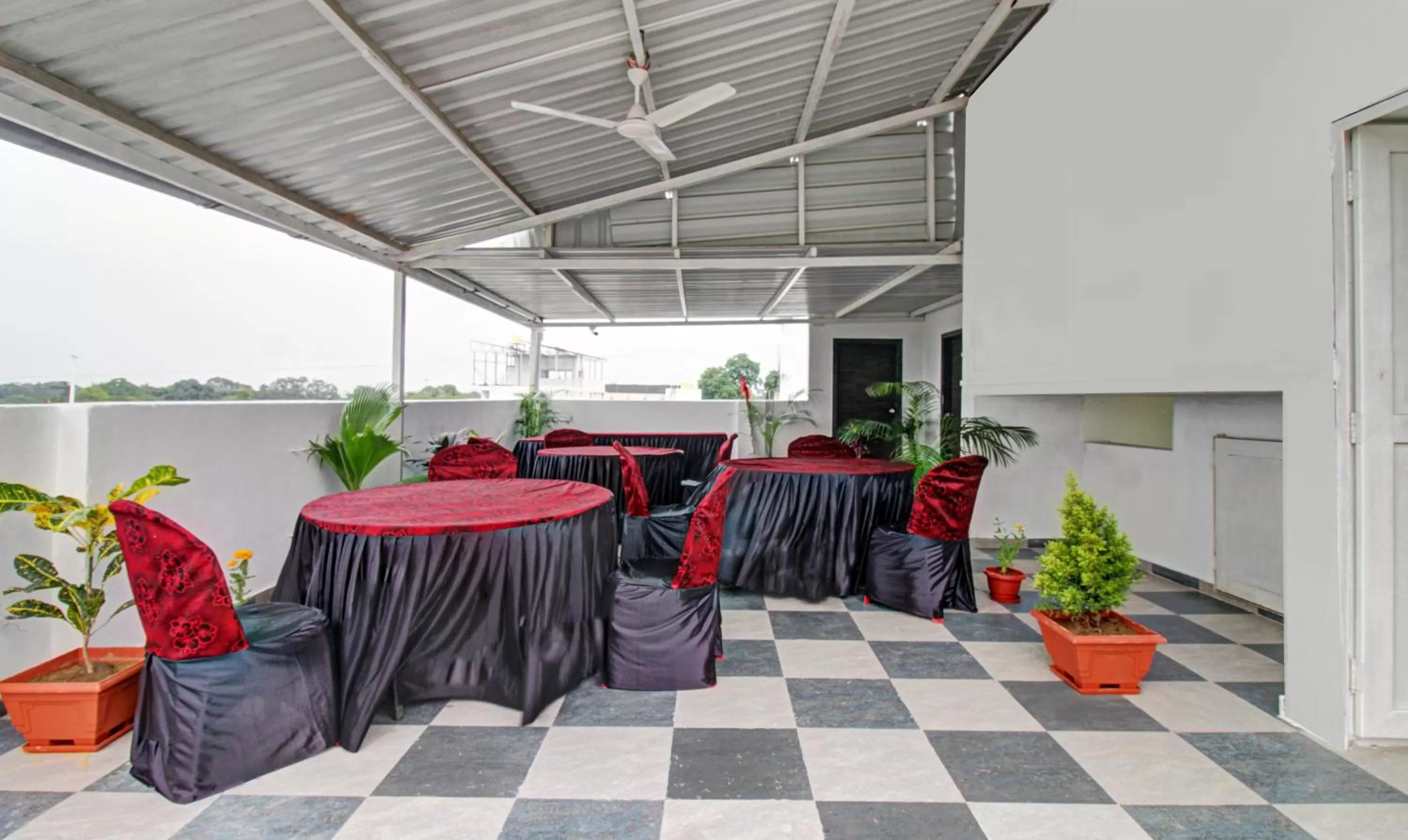 Restaurant/places to eat in Treebo Hotel Rk Inn, Railway Station