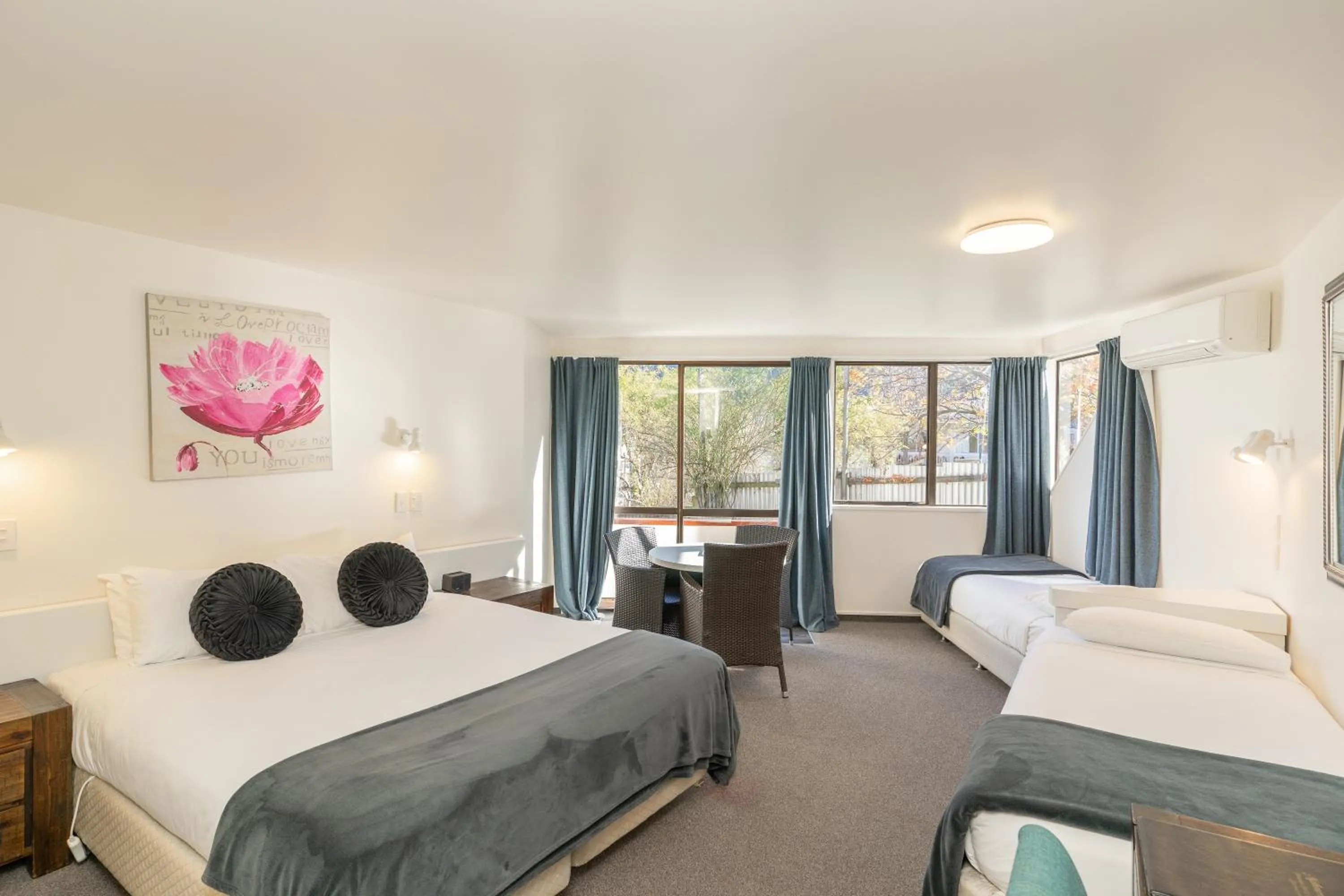Photo of the whole room, Bed in Melbourne Lodge Queenstown