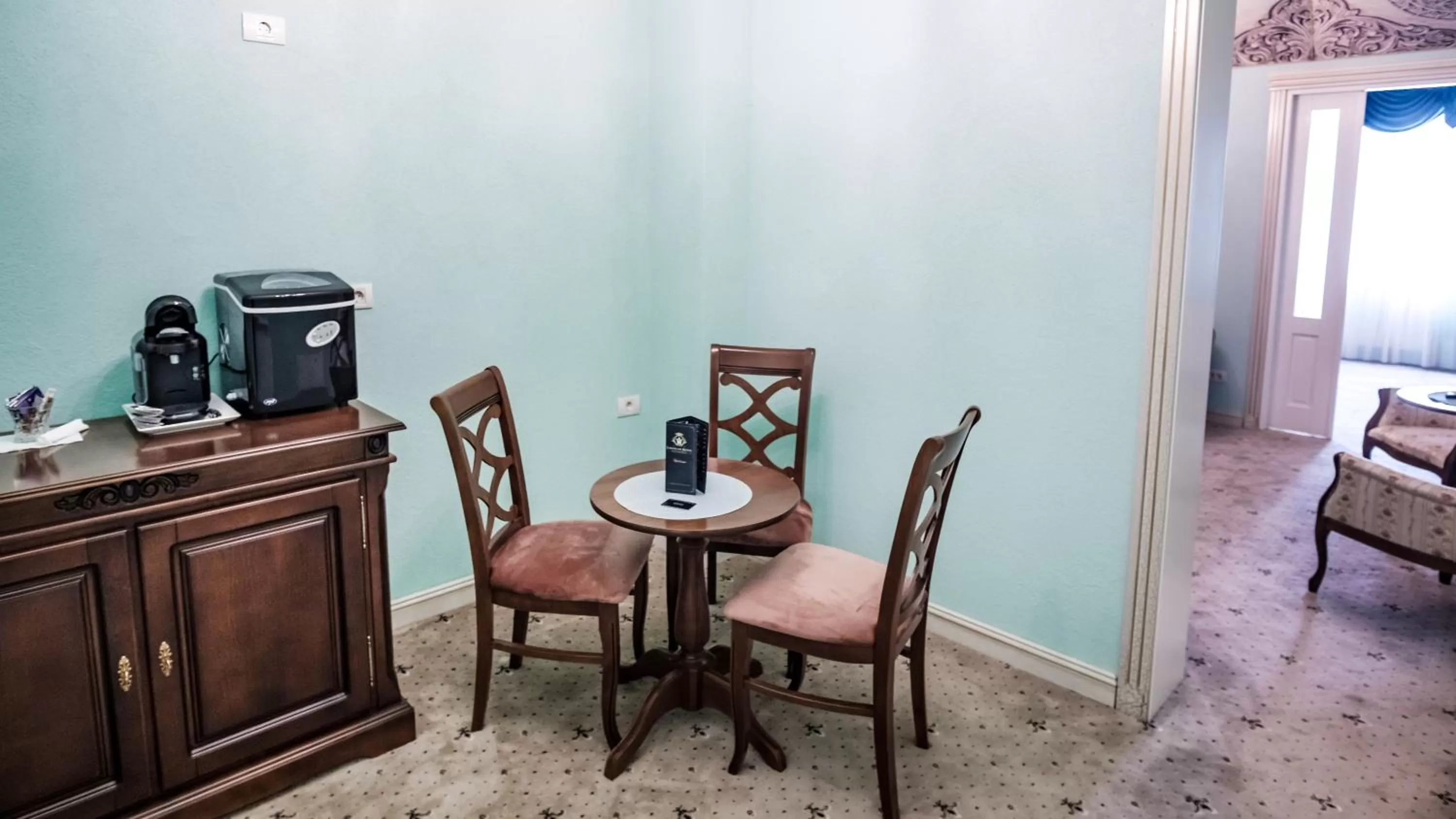 Coffee/tea facilities in JMR Royal -Luxury Rooms & Private Sauna