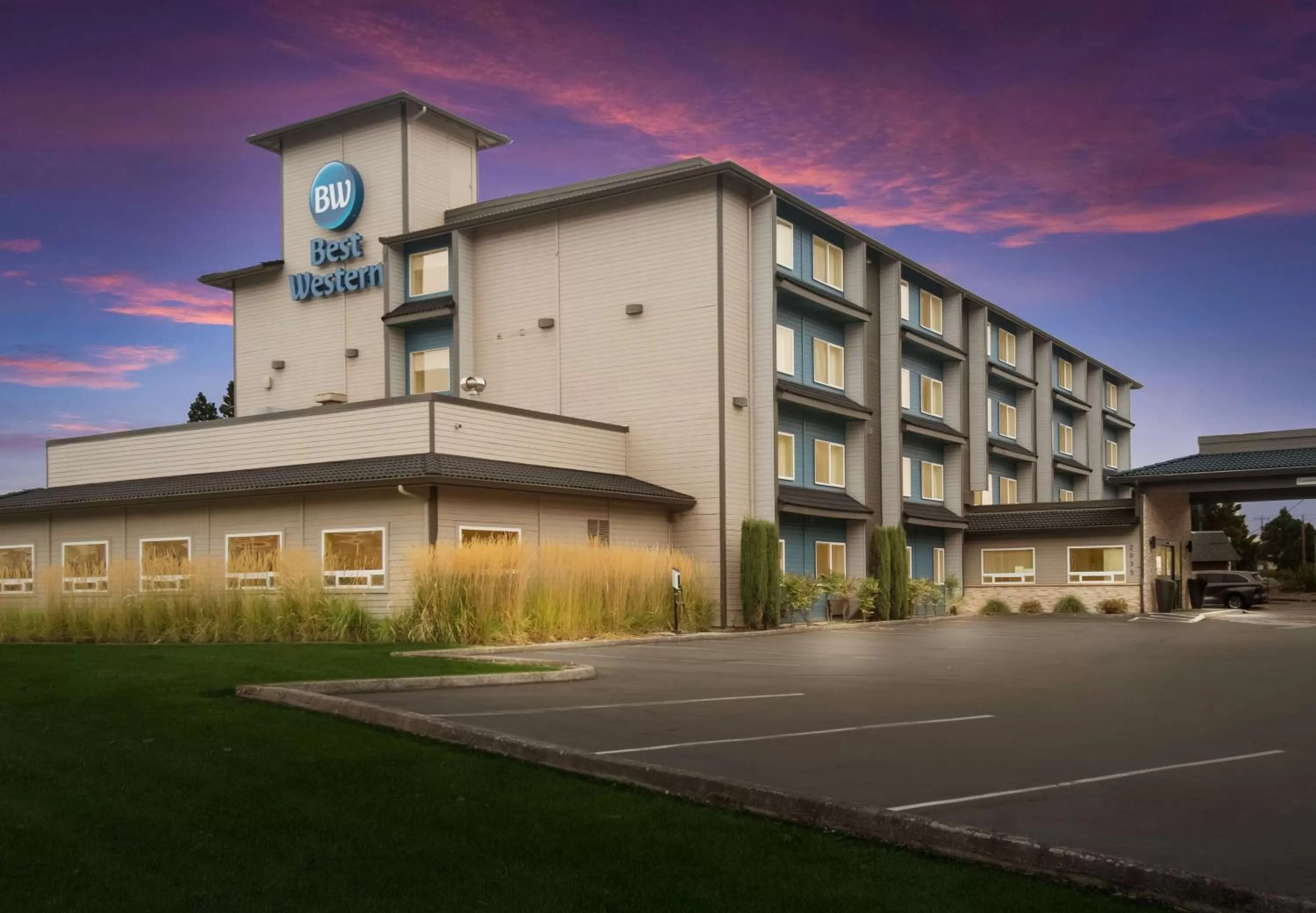 Property building in Best Western McMinnville Inn