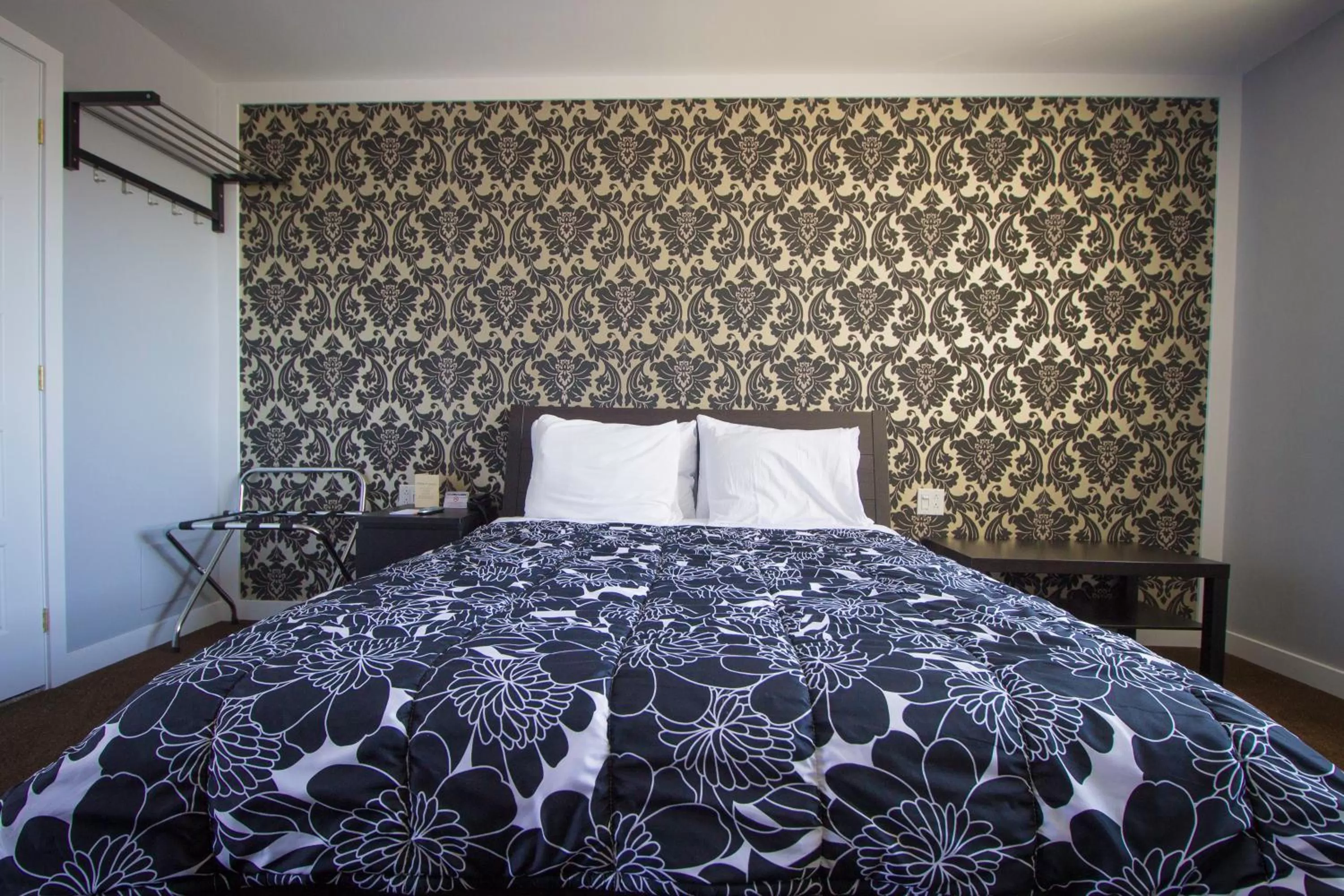 Photo of the whole room, Bed in Auberge St. Jacques