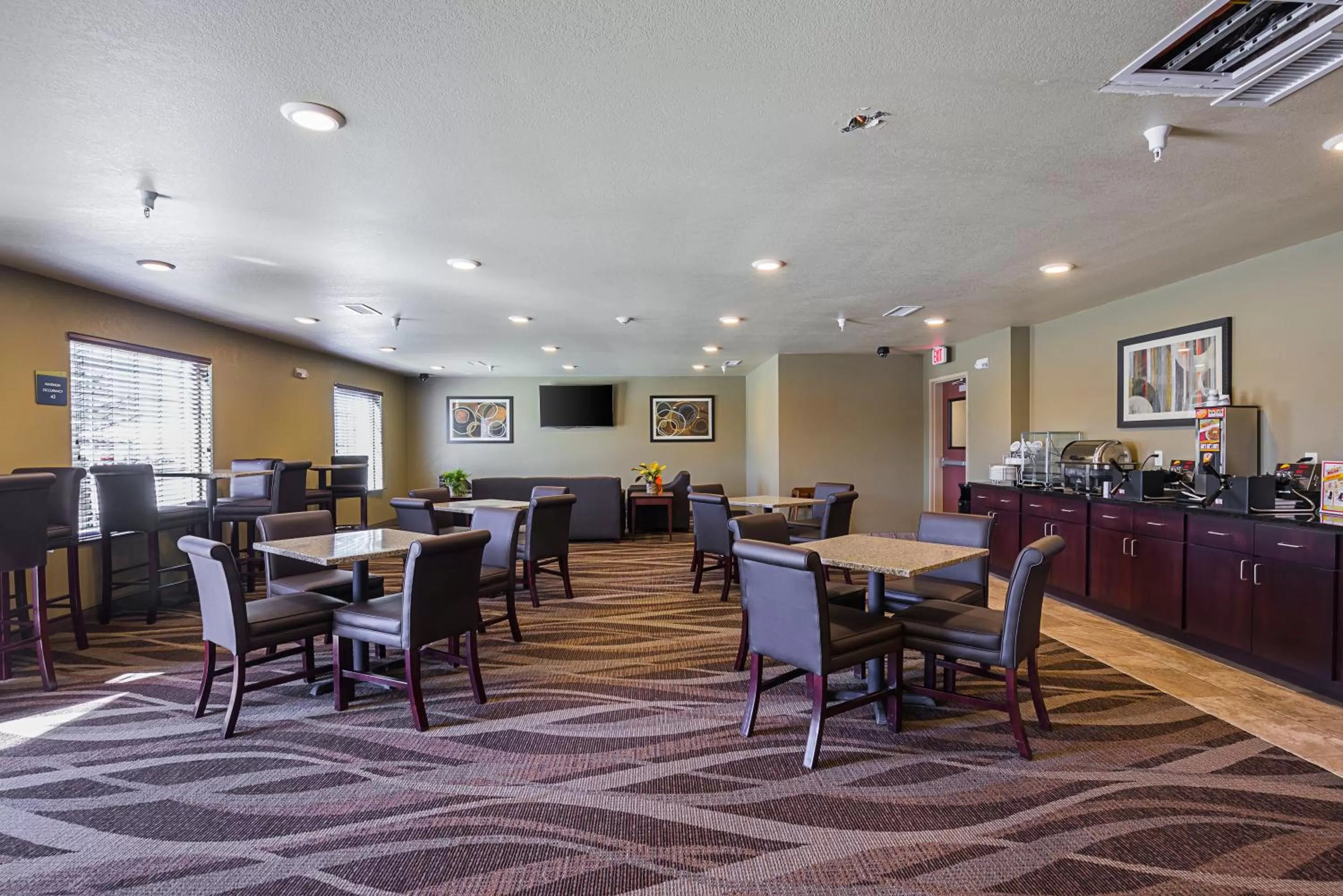 Breakfast in Cobblestone Inn & Suites - Altamont