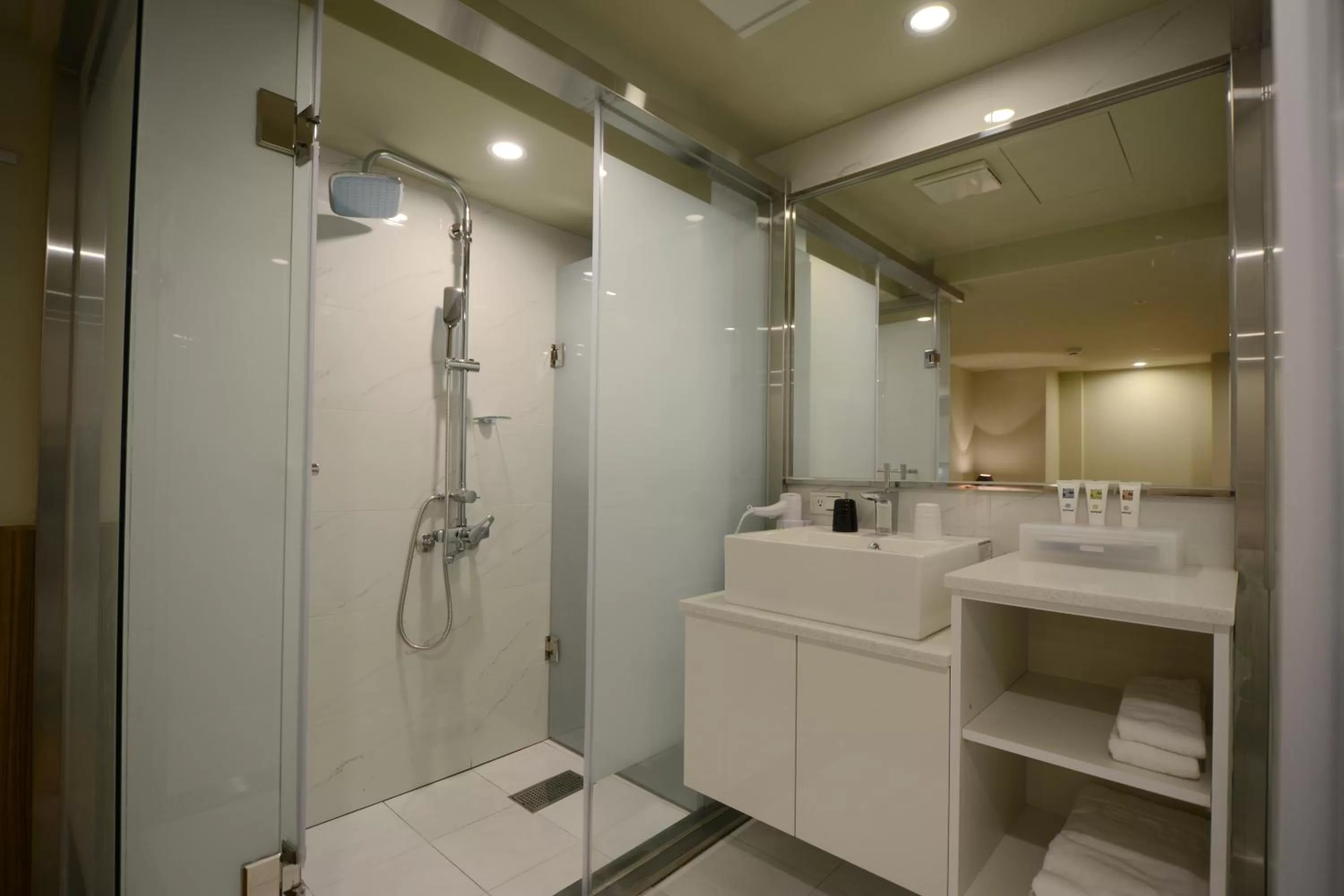 Shower in Smile Inn - Taipei Main Station