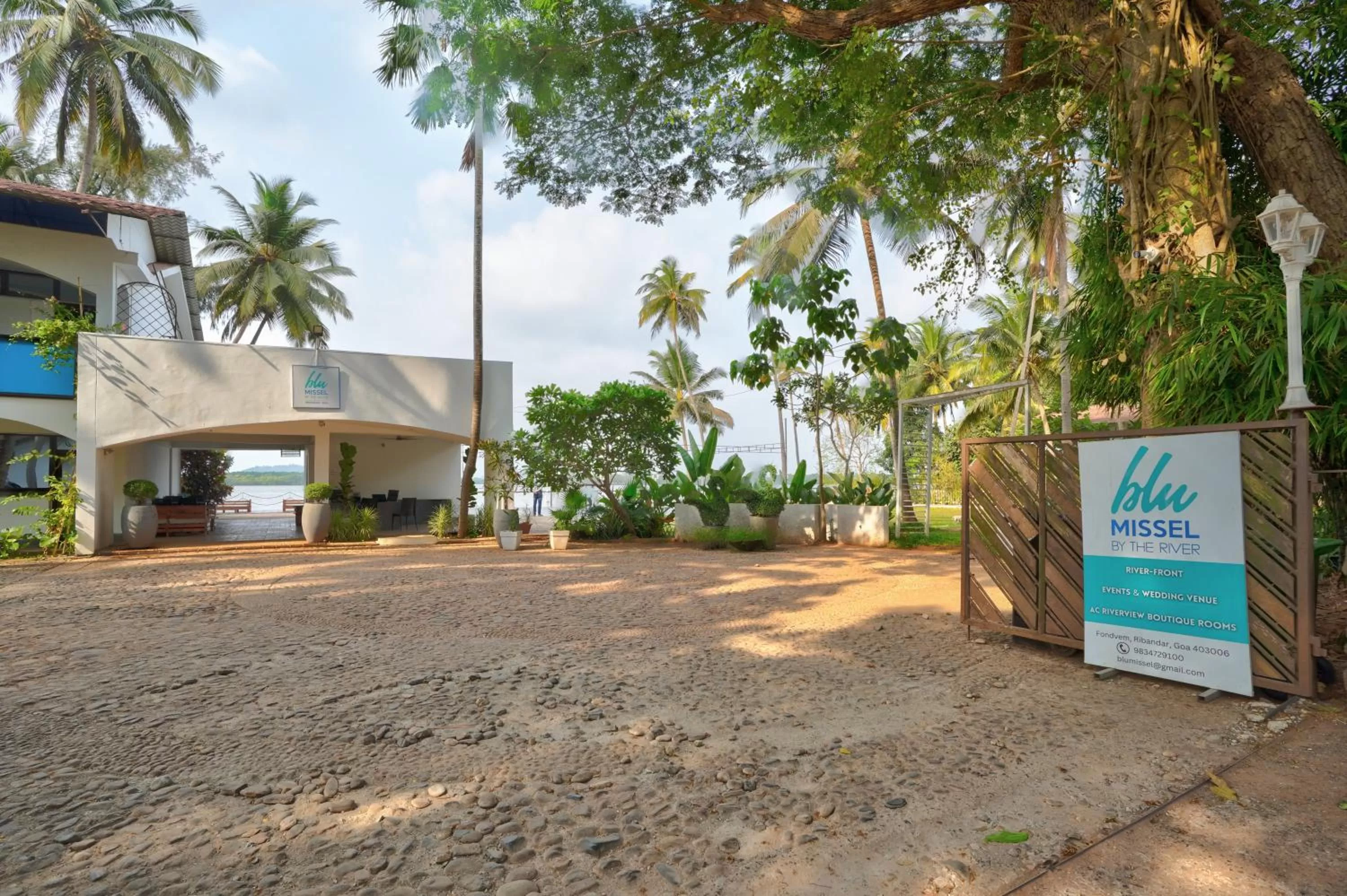 Facade/entrance in Blu Missel By The River