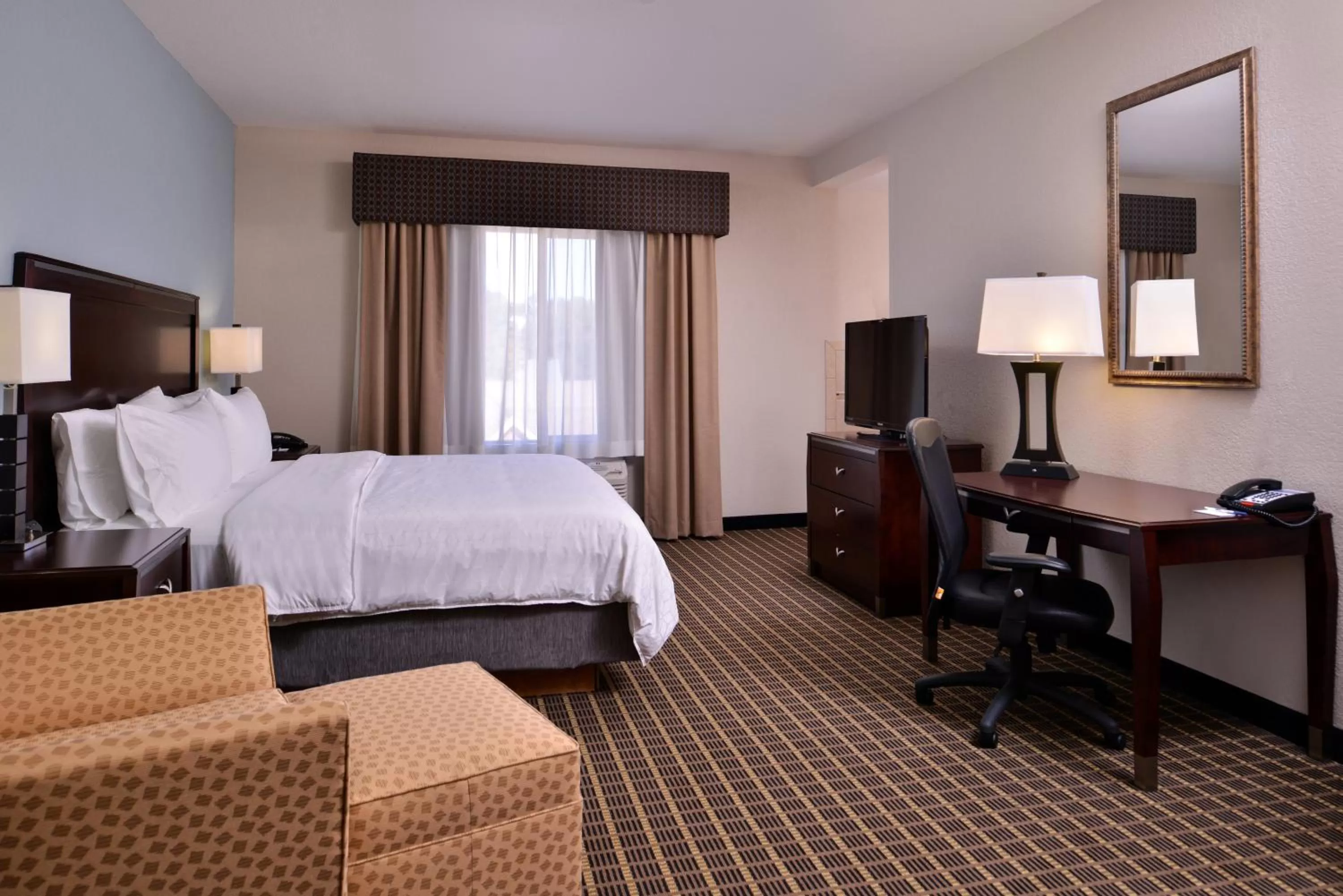 Photo of the whole room, Bed in Holiday Inn Express & Suites Pittsburg by IHG