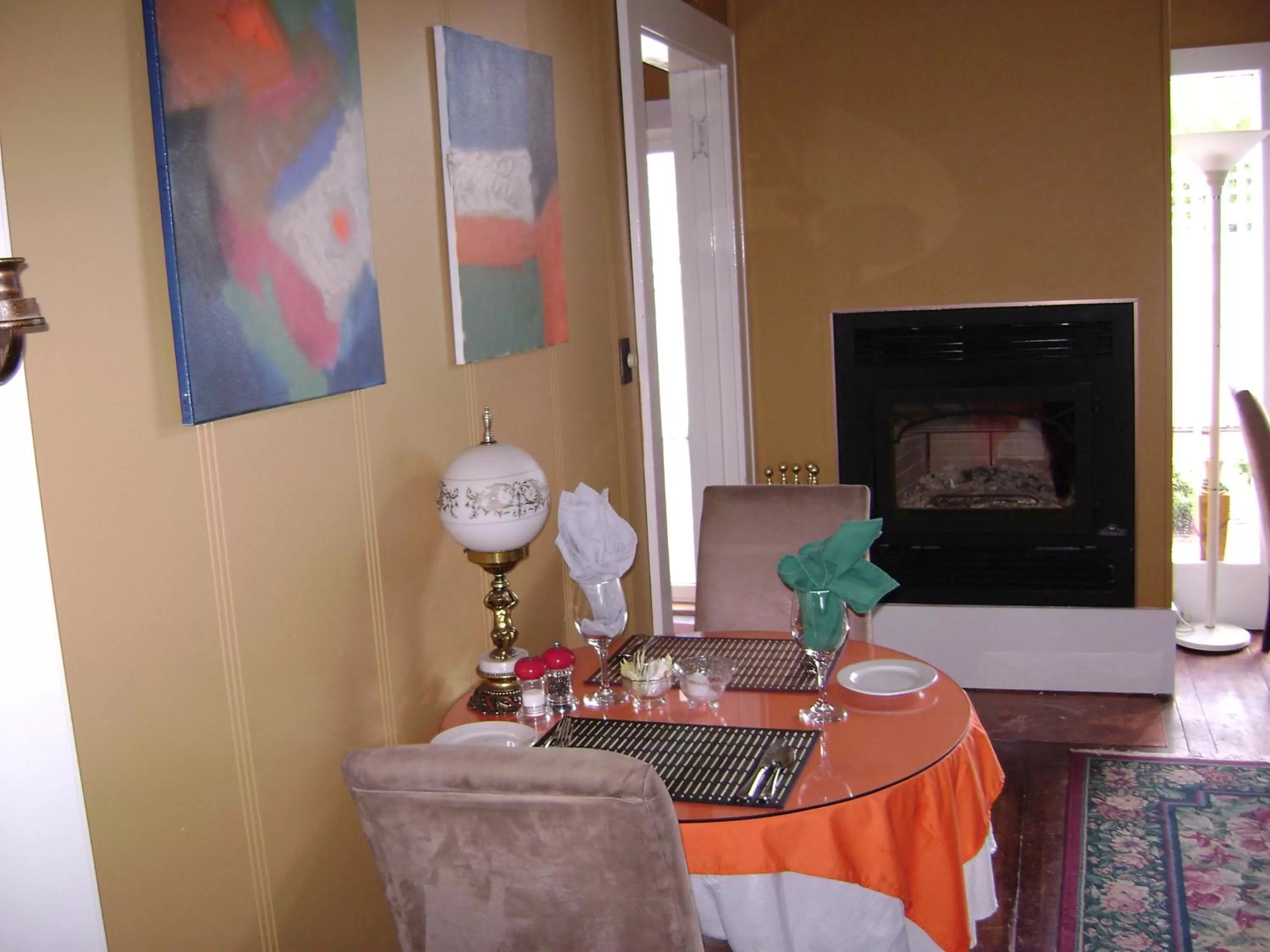 Restaurant/places to eat in Lakelawn B&B and Motel