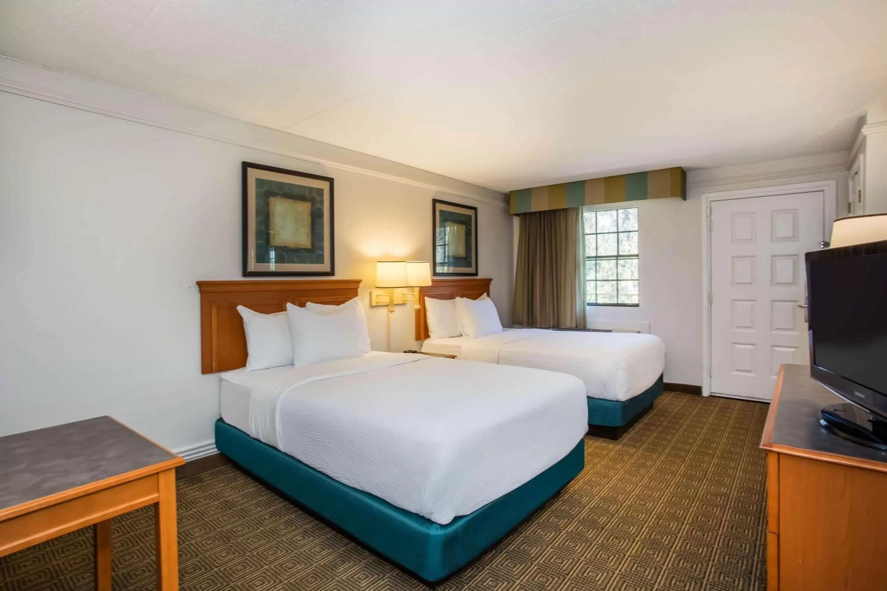 Photo of the whole room, Bed in La Quinta Inn by Wyndham Tallahassee North