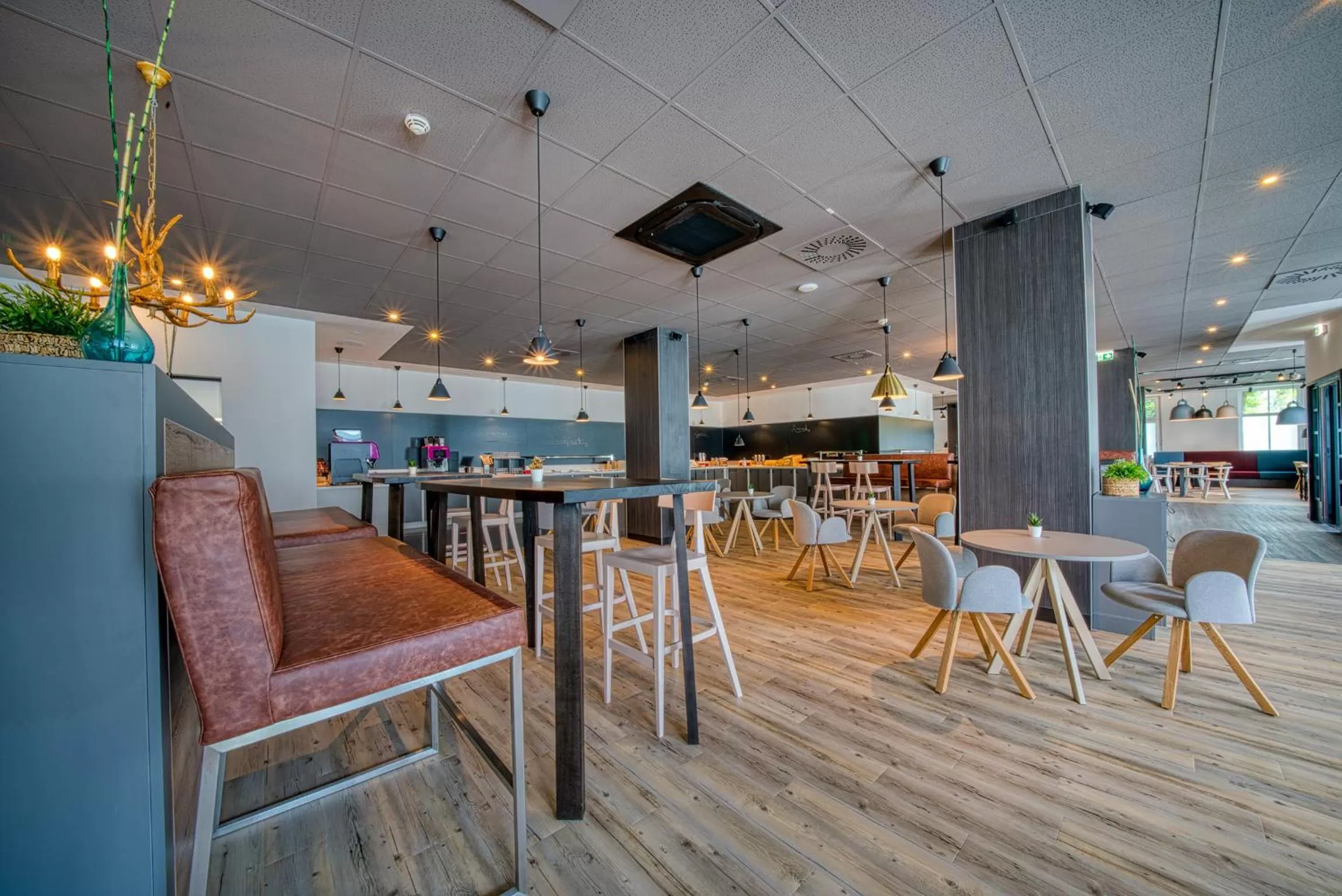 Lounge or bar in FourSide Hotel Salzburg Messe, Trademark Collection by Wyndham