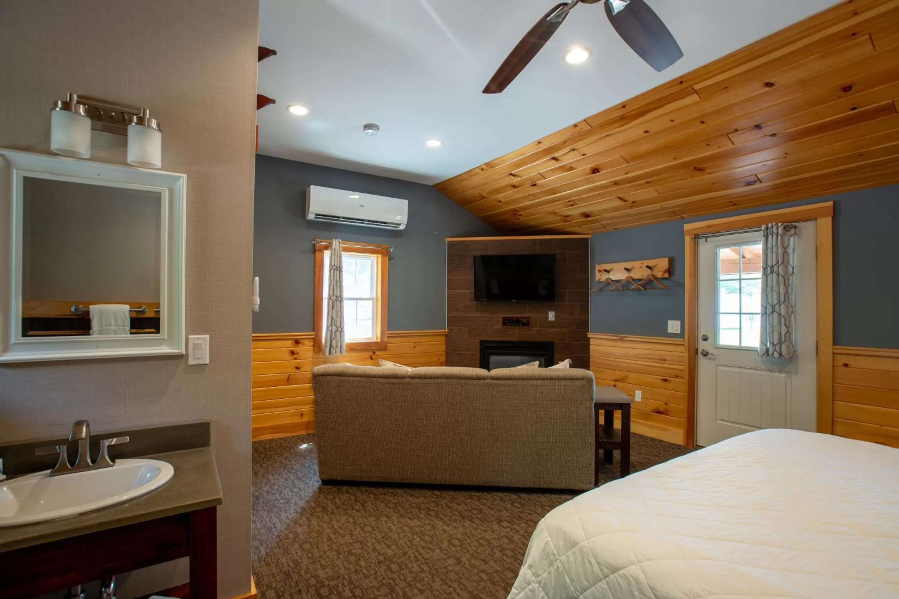 Bed in New England Inn & Lodge