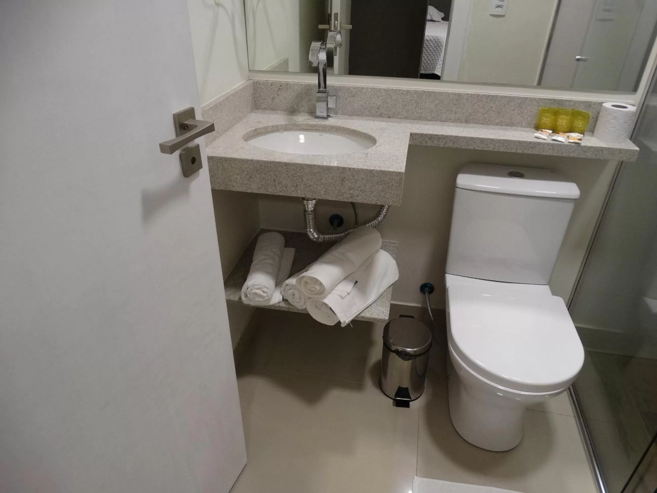 Bed, Bathroom in Cynn Hotels