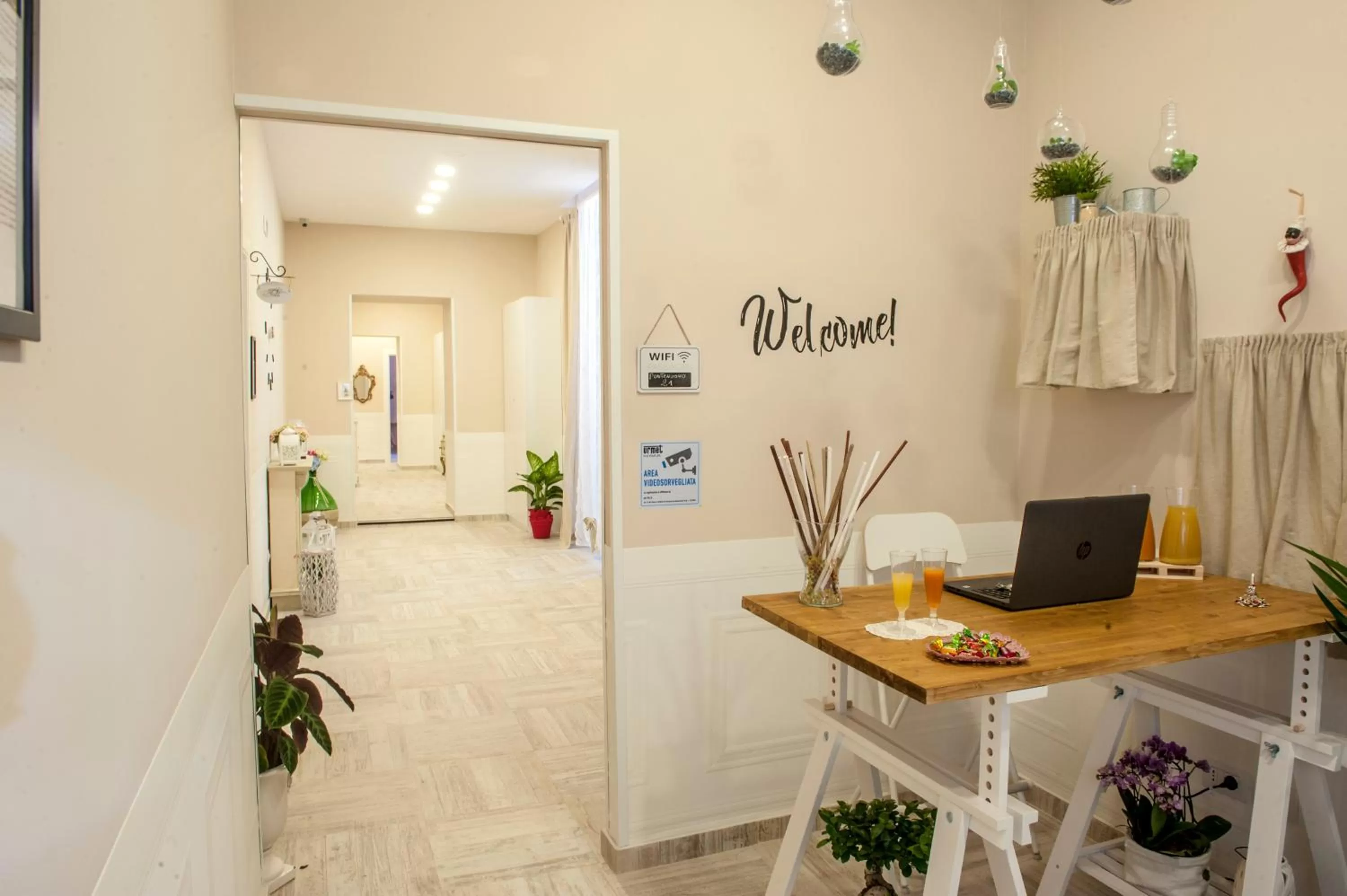 Communal lounge/ TV room in Pontenuovo Bed