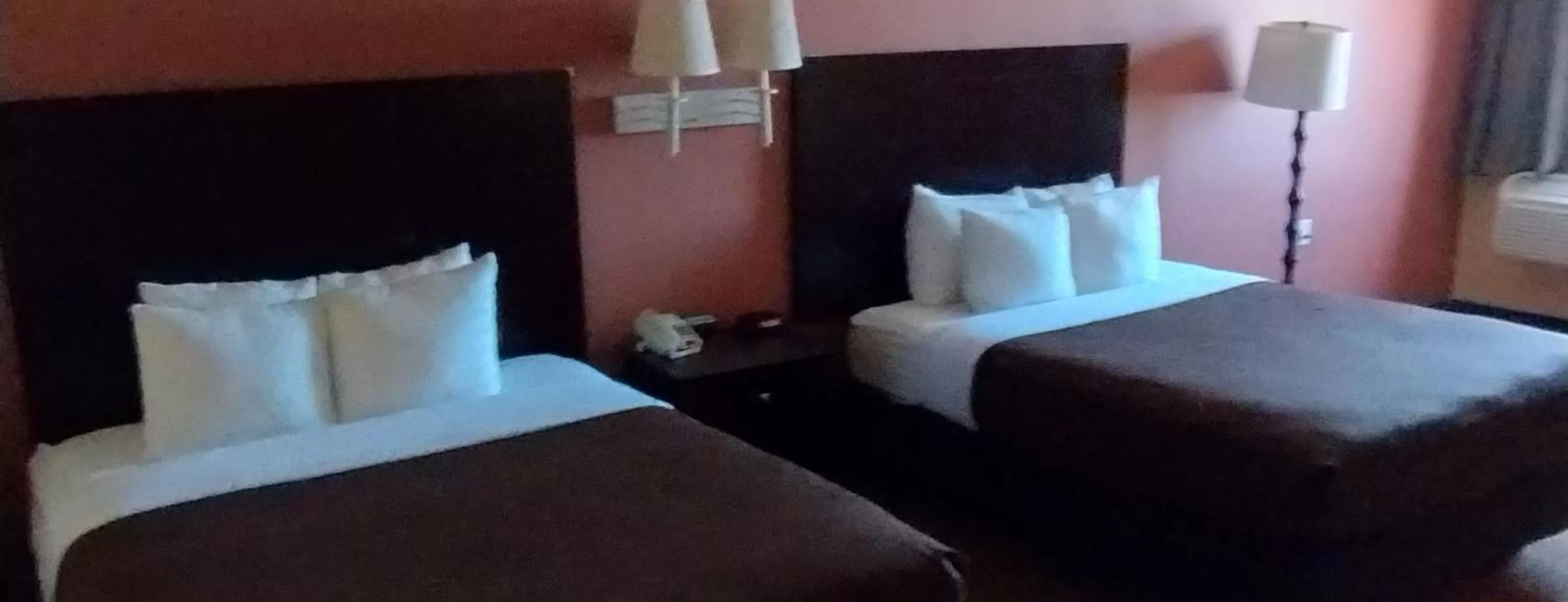 Bed in Shary Inn and Suites