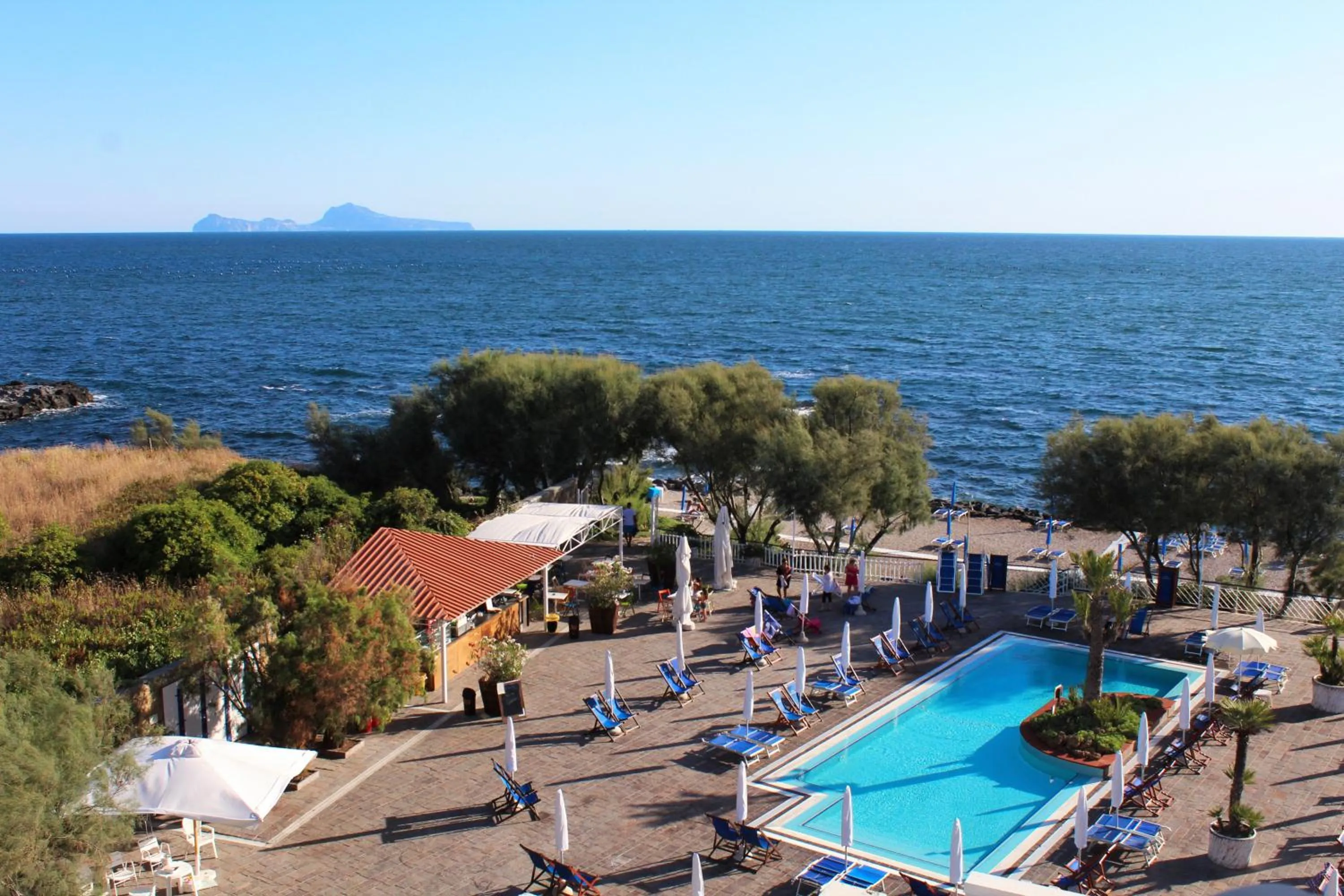 Pool view in Puntaquattroventi