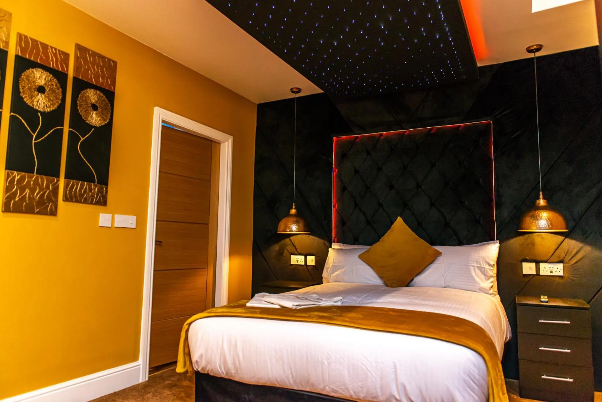 Bedroom, Bed in Optimal Apartments