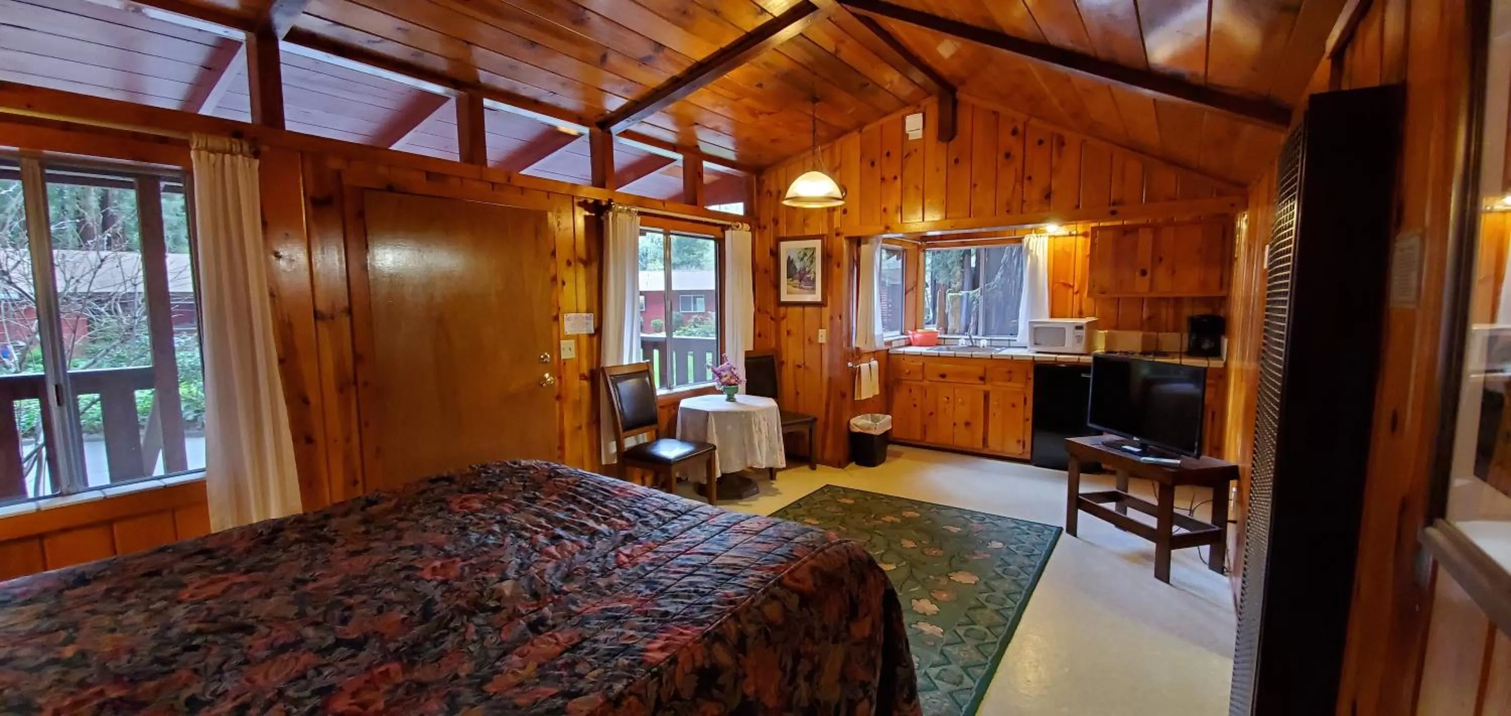 Photo of the whole room in Fern River Resort