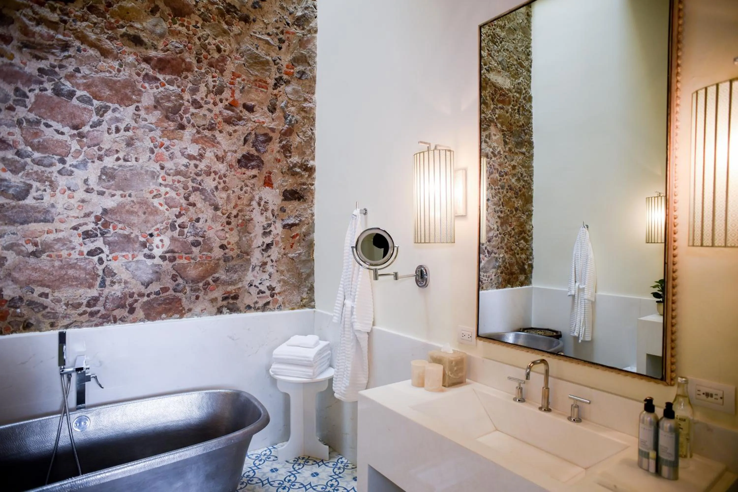 Bathroom in Hotel Casa Blanca 7