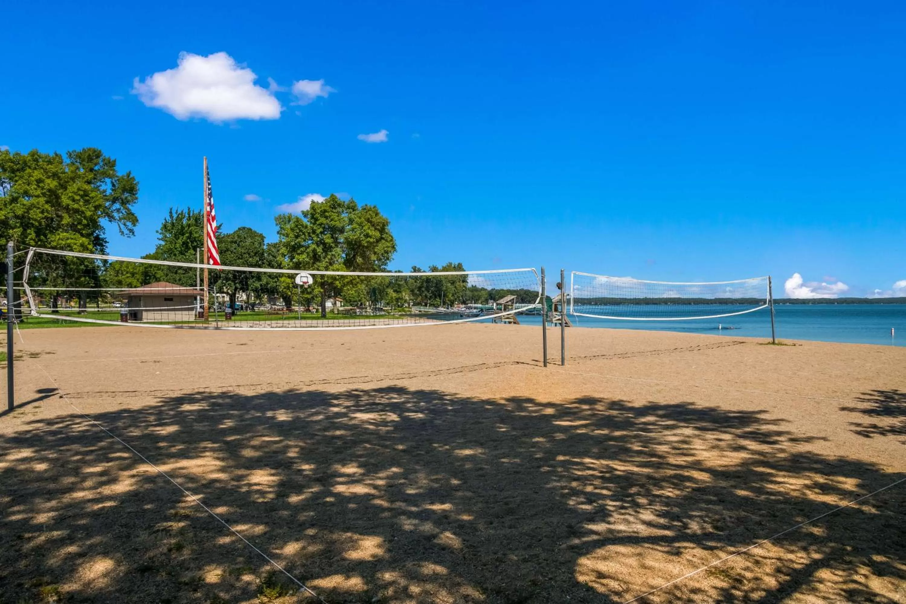 Beach in SureStay Hotel by Best Western Spicer