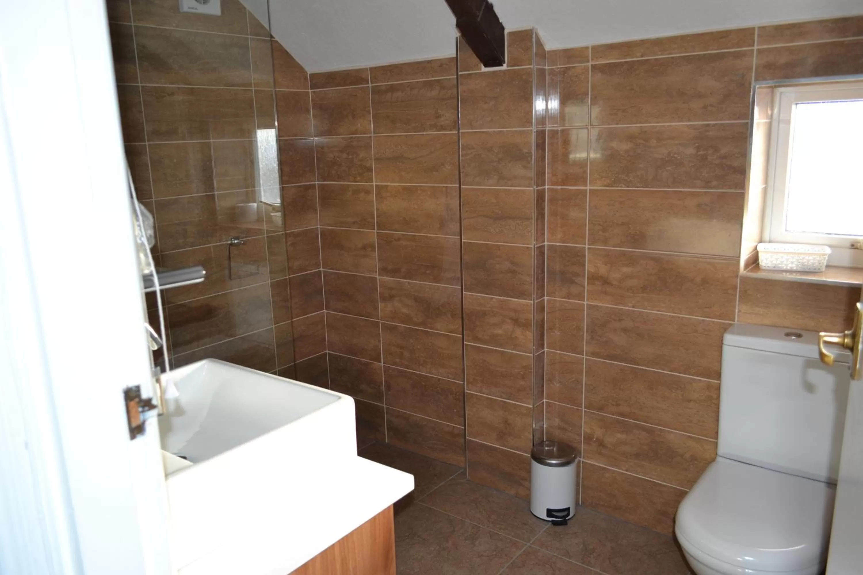 Bathroom in Oak Tree Inn