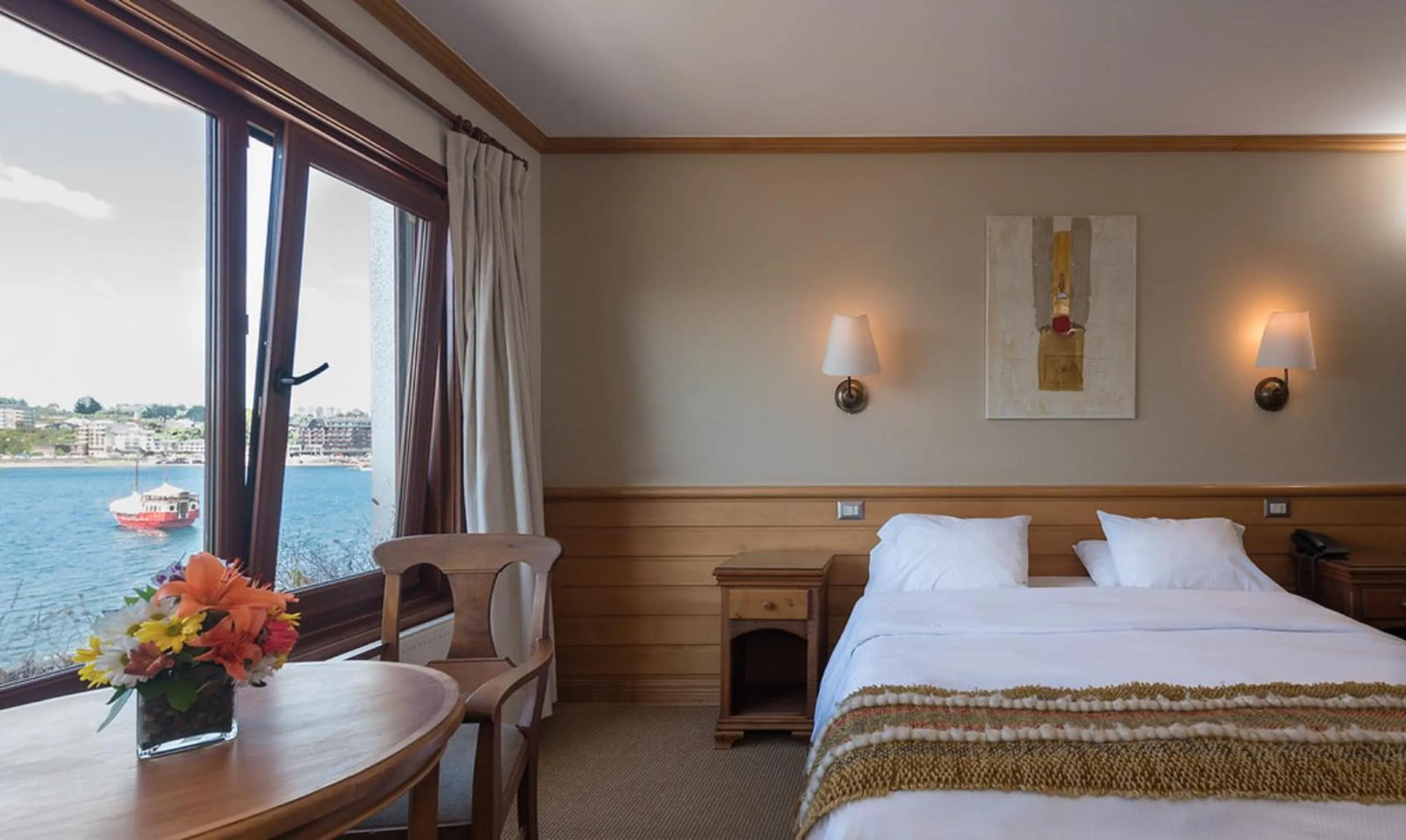 Bedroom, Bed in Hotel Cabaña Del Lago Puerto Varas