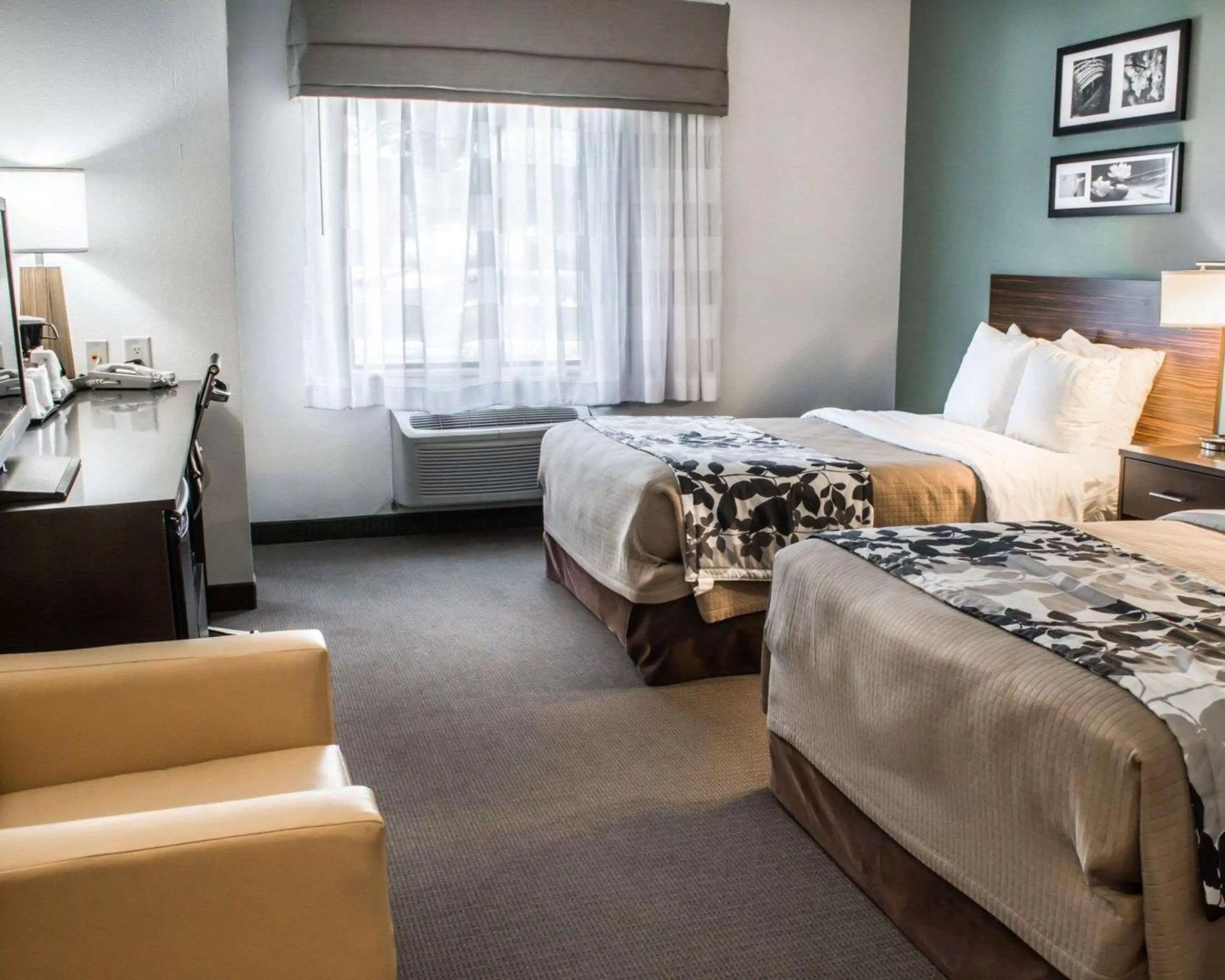 Photo of the whole room, Bed in Sleep Inn & Suites Monticello