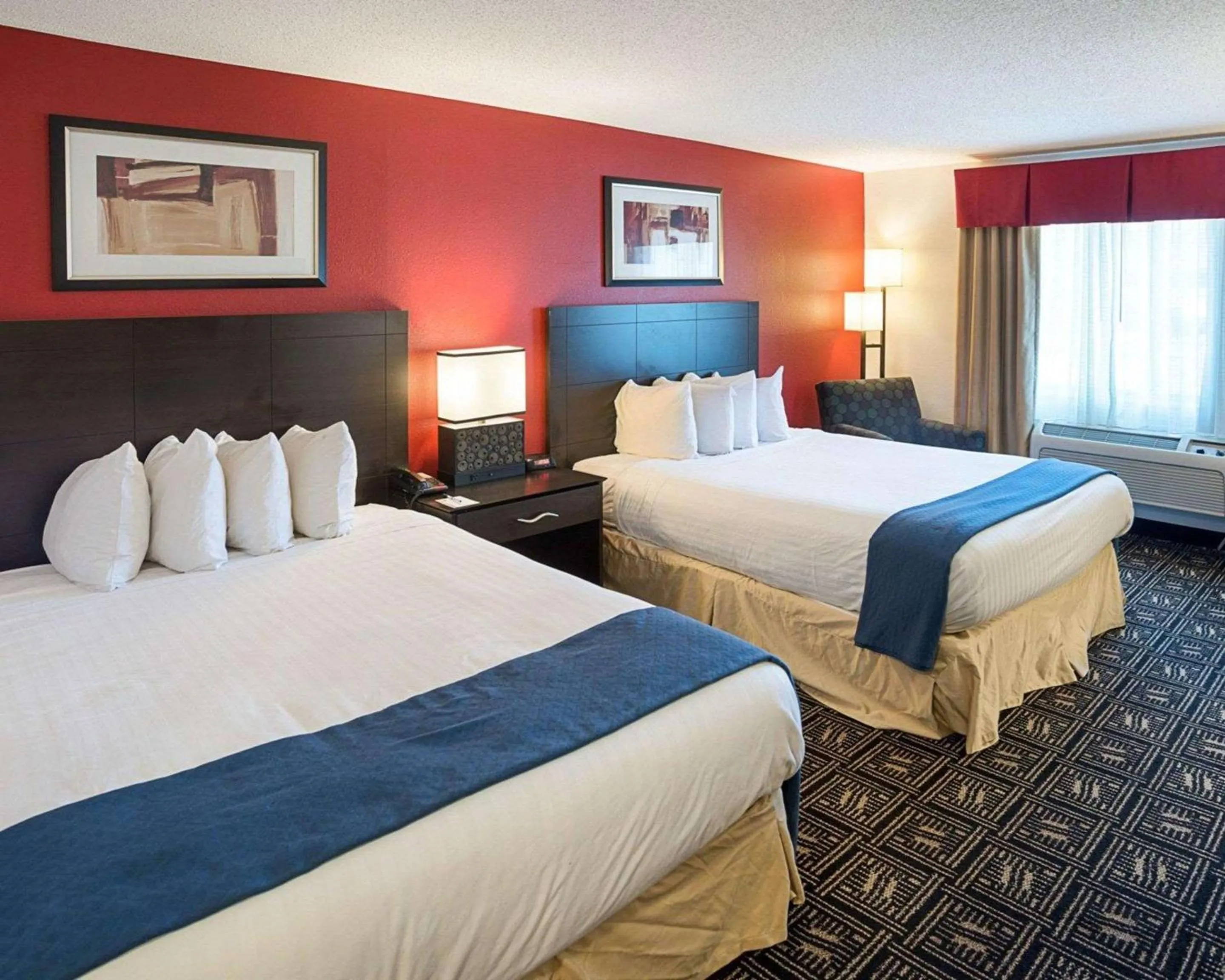 Photo of the whole room, Bed in Quality Inn Brooklyn Center