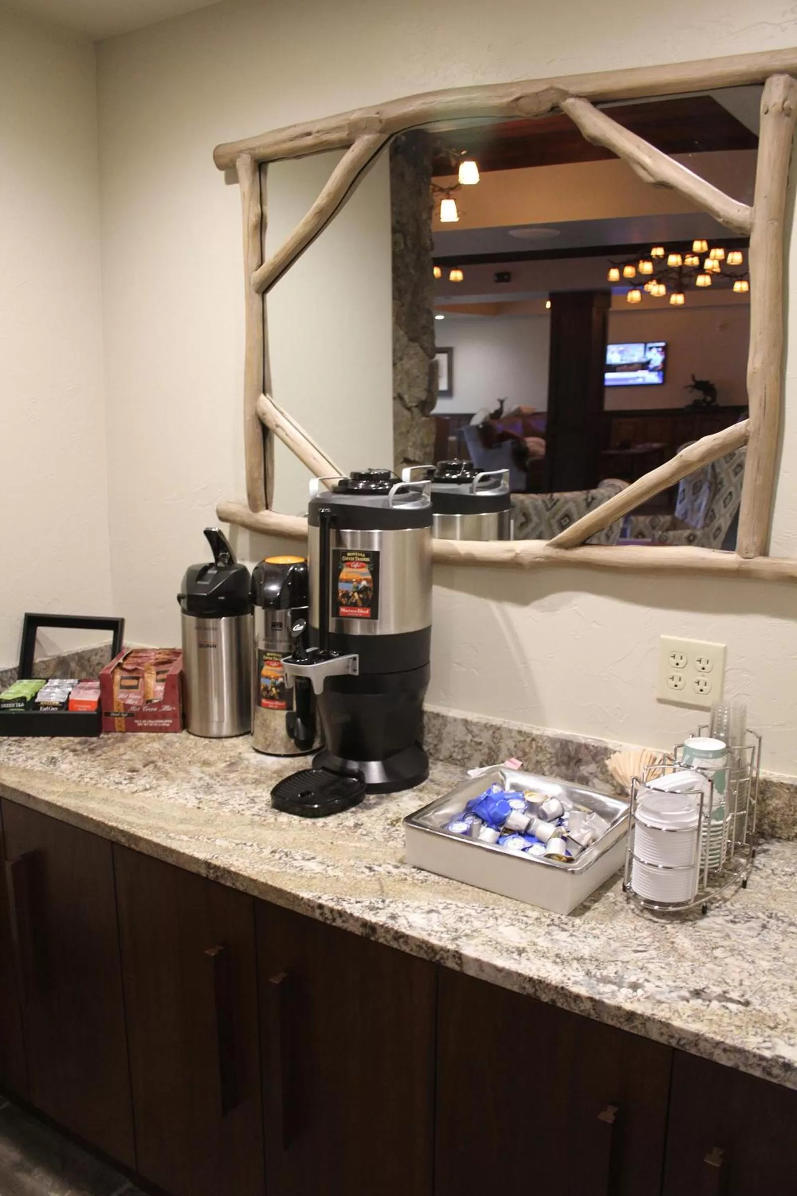 Food and drinks in Cedar Creek Lodge & Conference Center