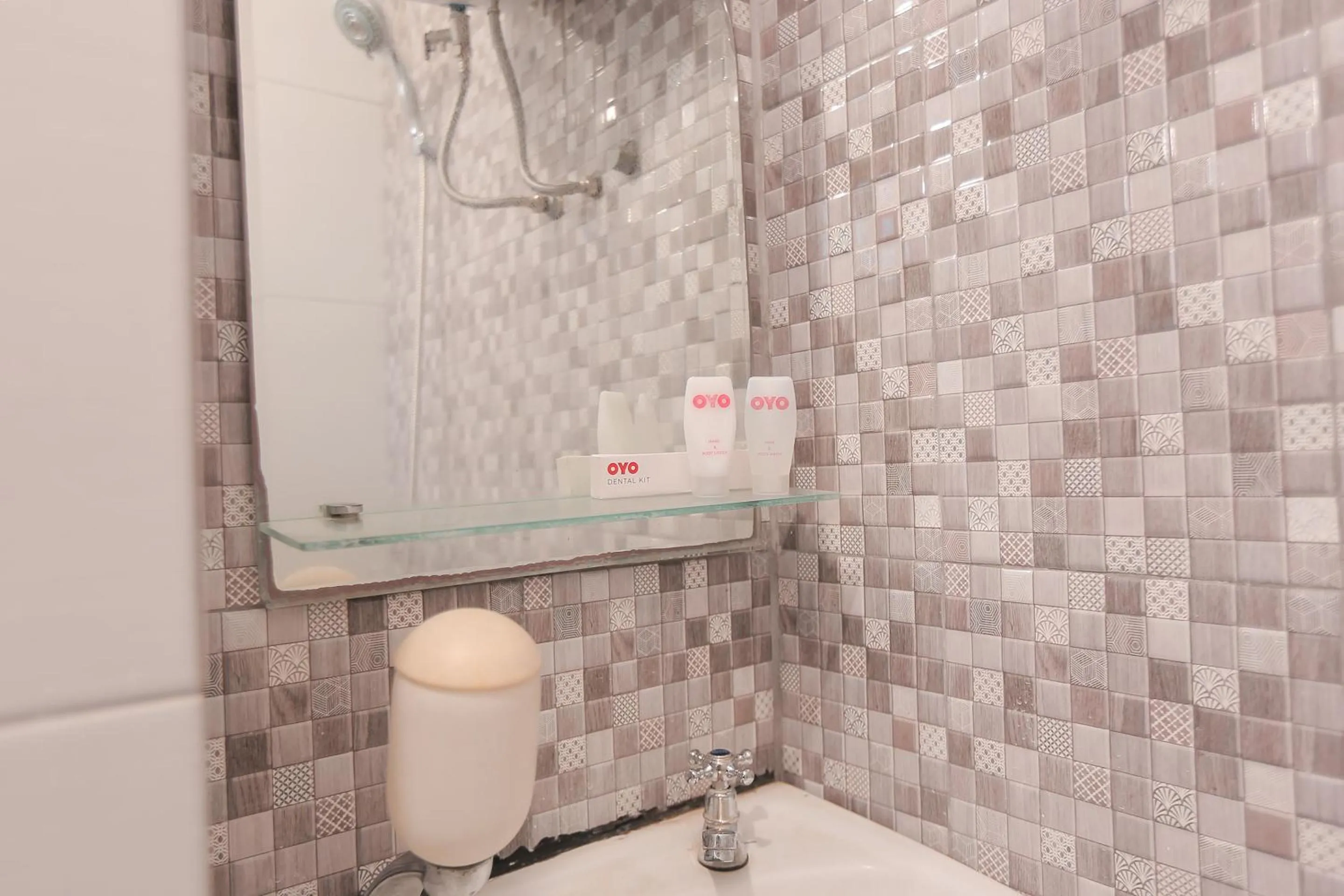 Bathroom in Capital O 141 Fatmawati Cozy Residence