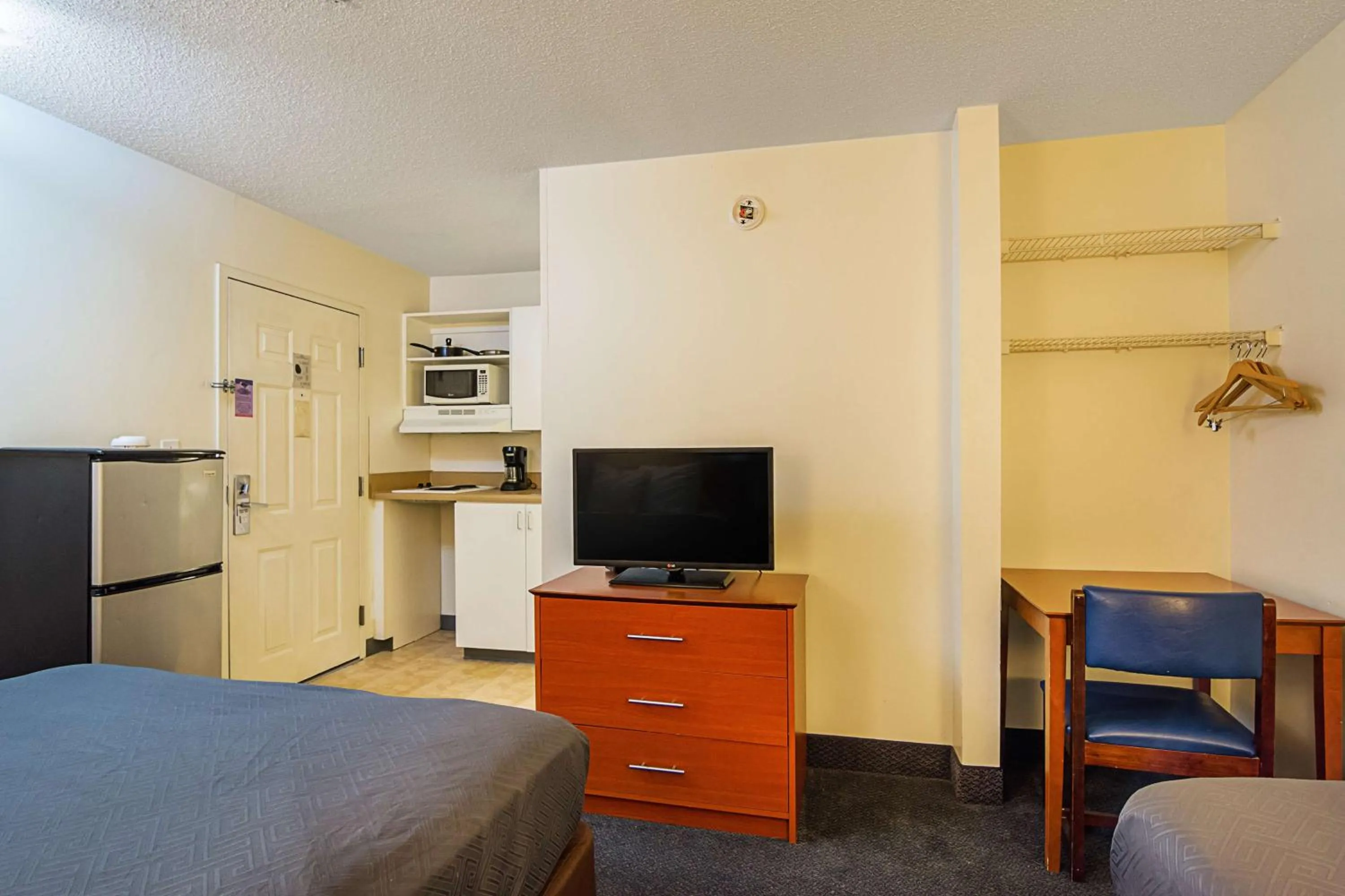 Photo of the whole room, Bed in Motel 6-Fayetteville, NC - Fort Liberty Area