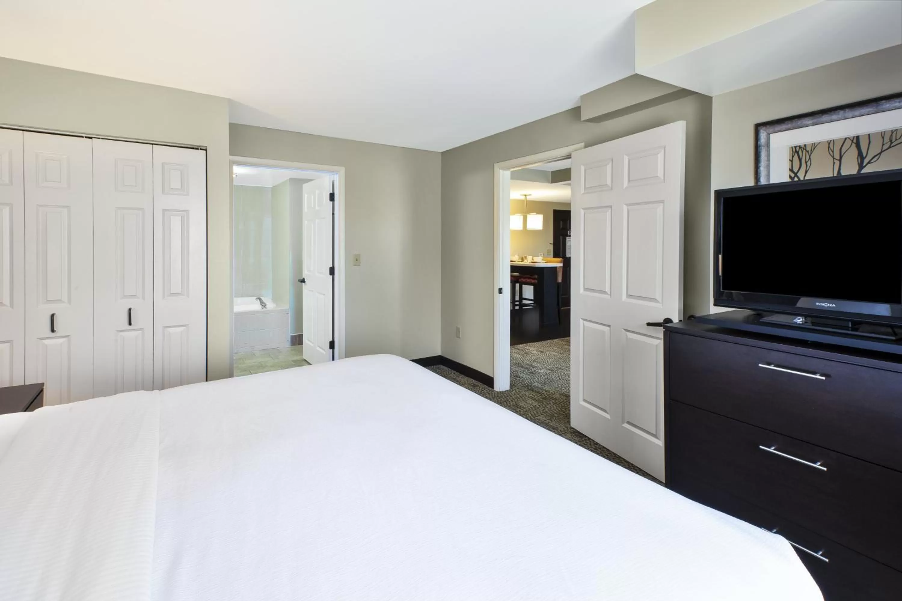 Photo of the whole room, Bed in Staybridge Suites Cleveland Mayfield Heights Beachwood by IHG