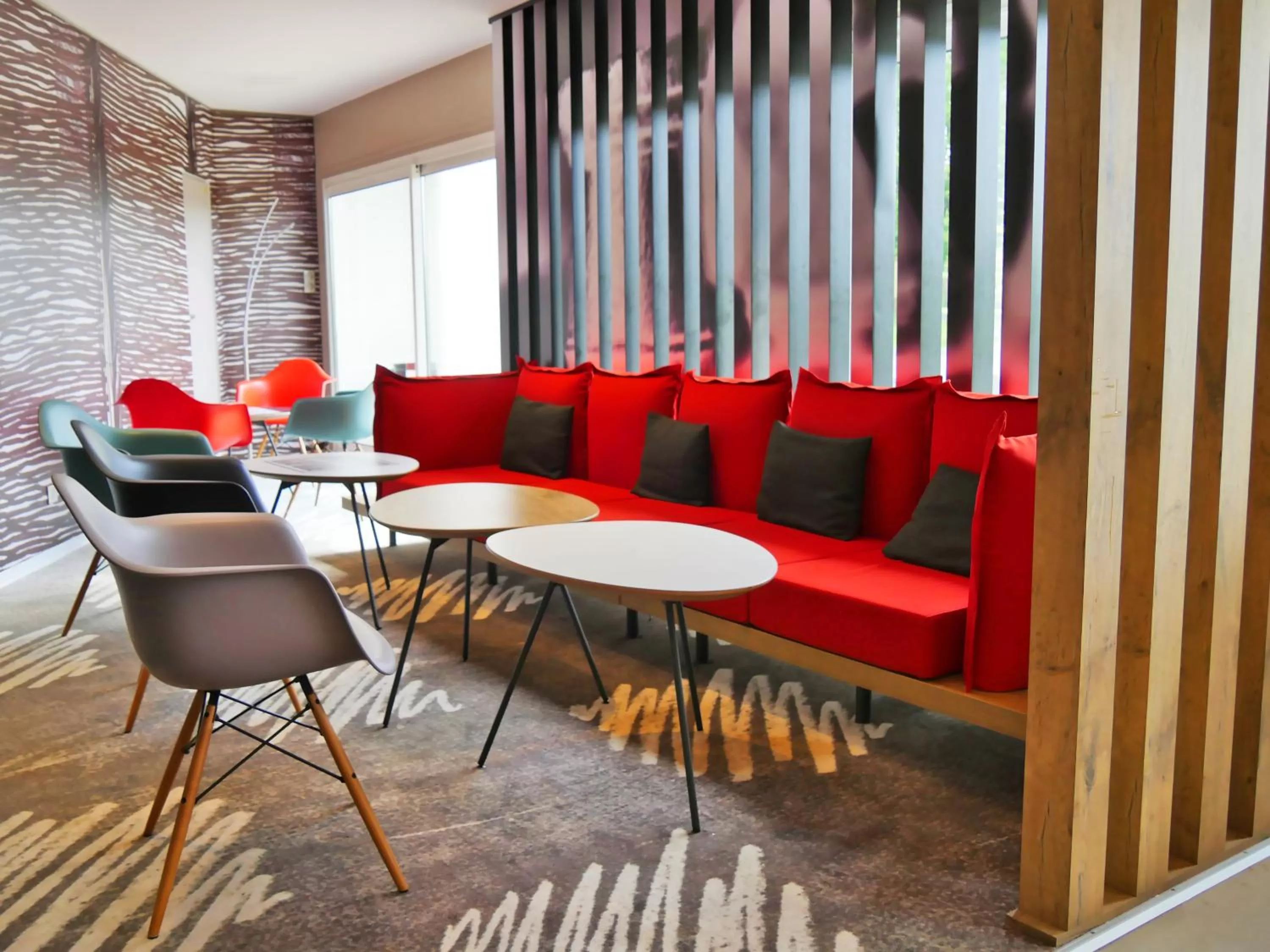 Lounge or bar in ibis Laval Le Relais D'Armor