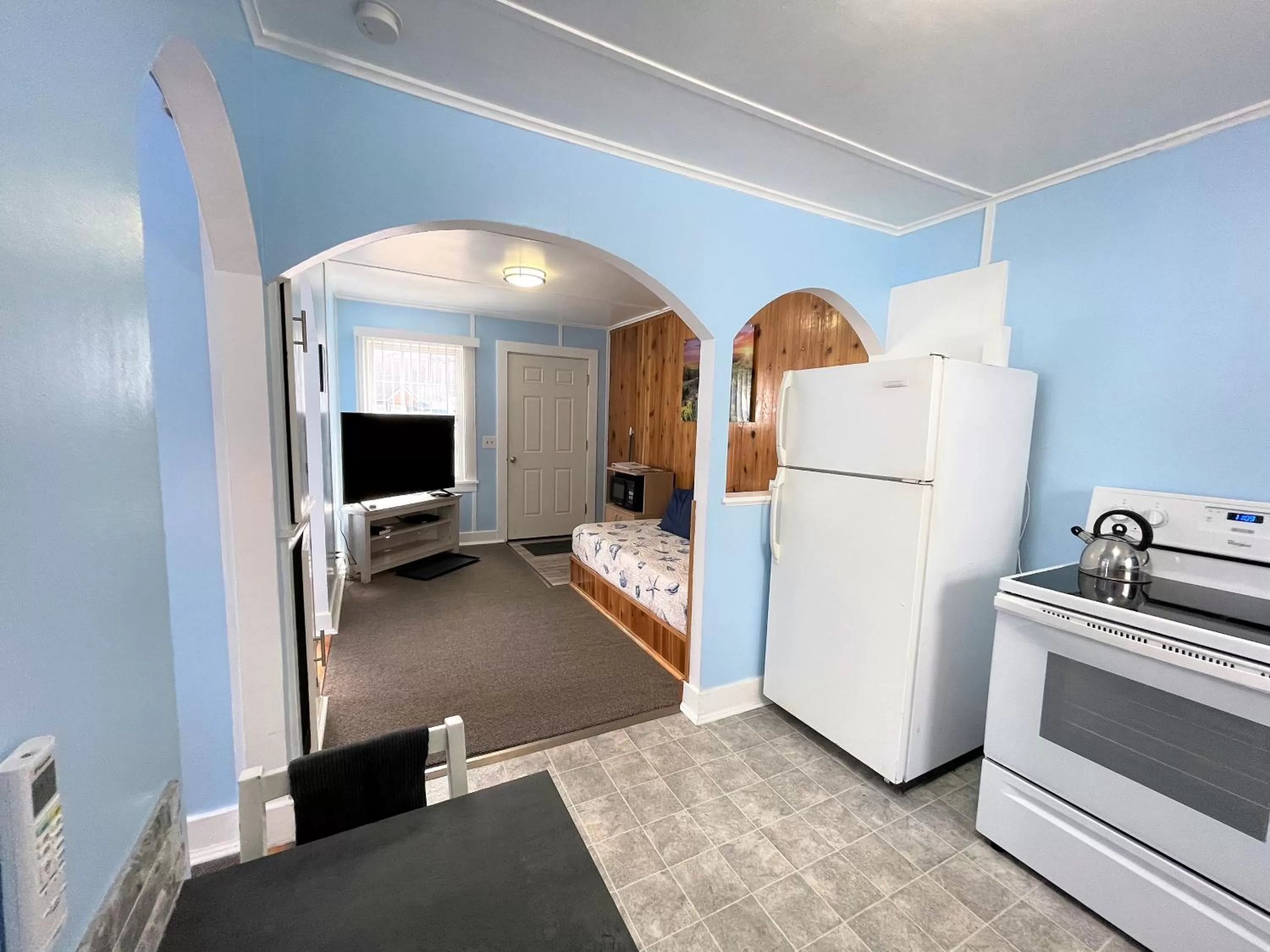 Kitchen or kitchenette in The Anchorage Motel