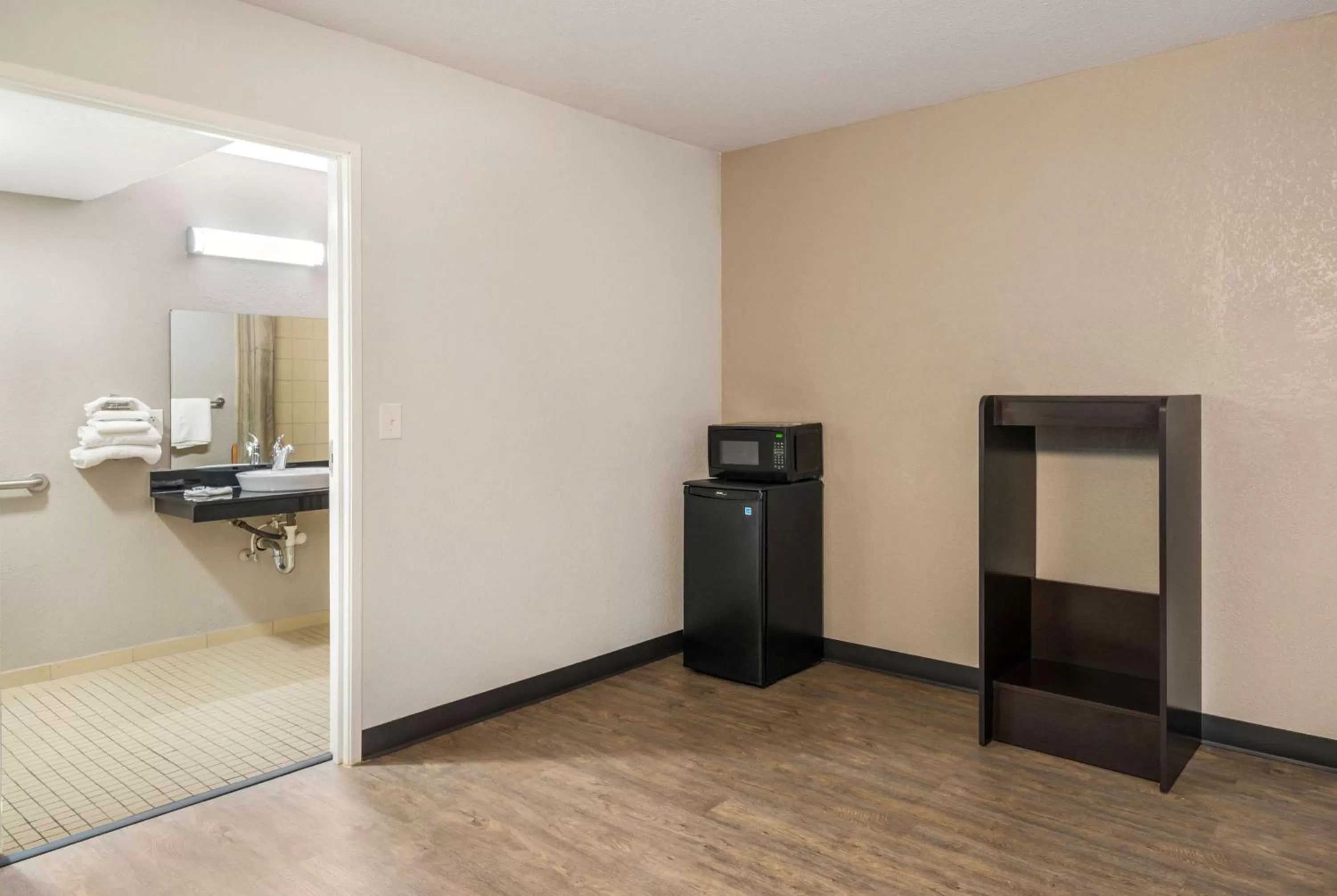 Bathroom in Motel 6-Sandston, VA - Richmond, Va