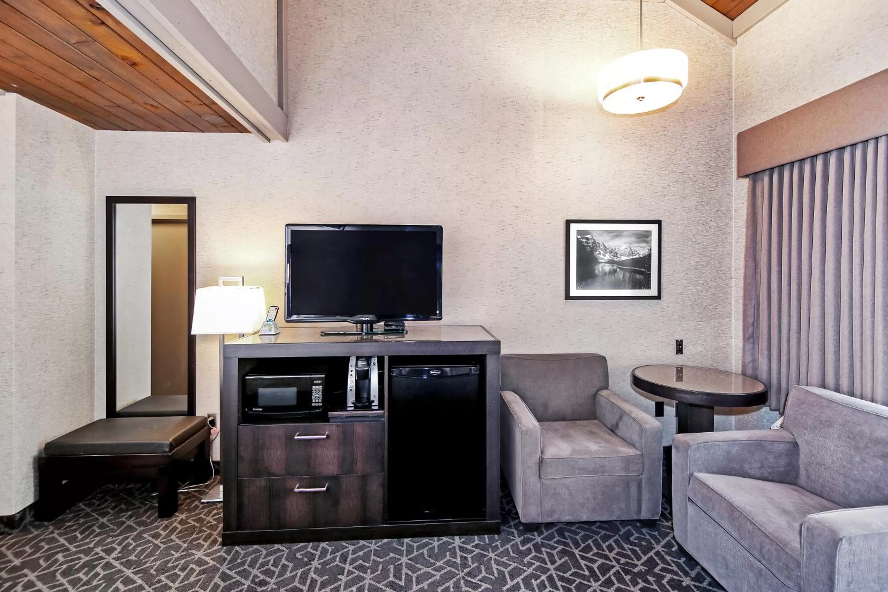 Seating area in Best Western Plus Banff International Lodge