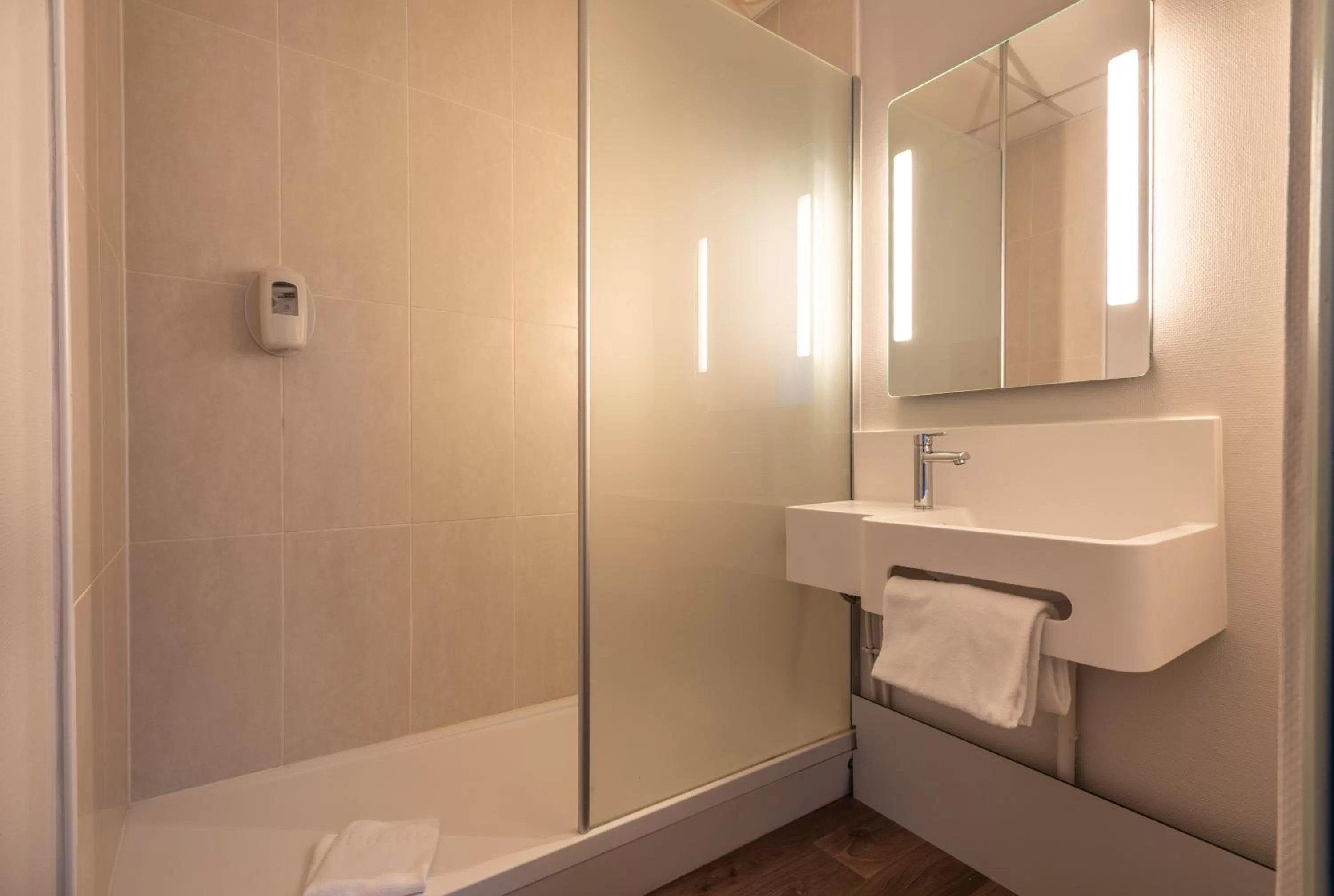 Bathroom in B&B HOTEL Quimper Sud Bénodet