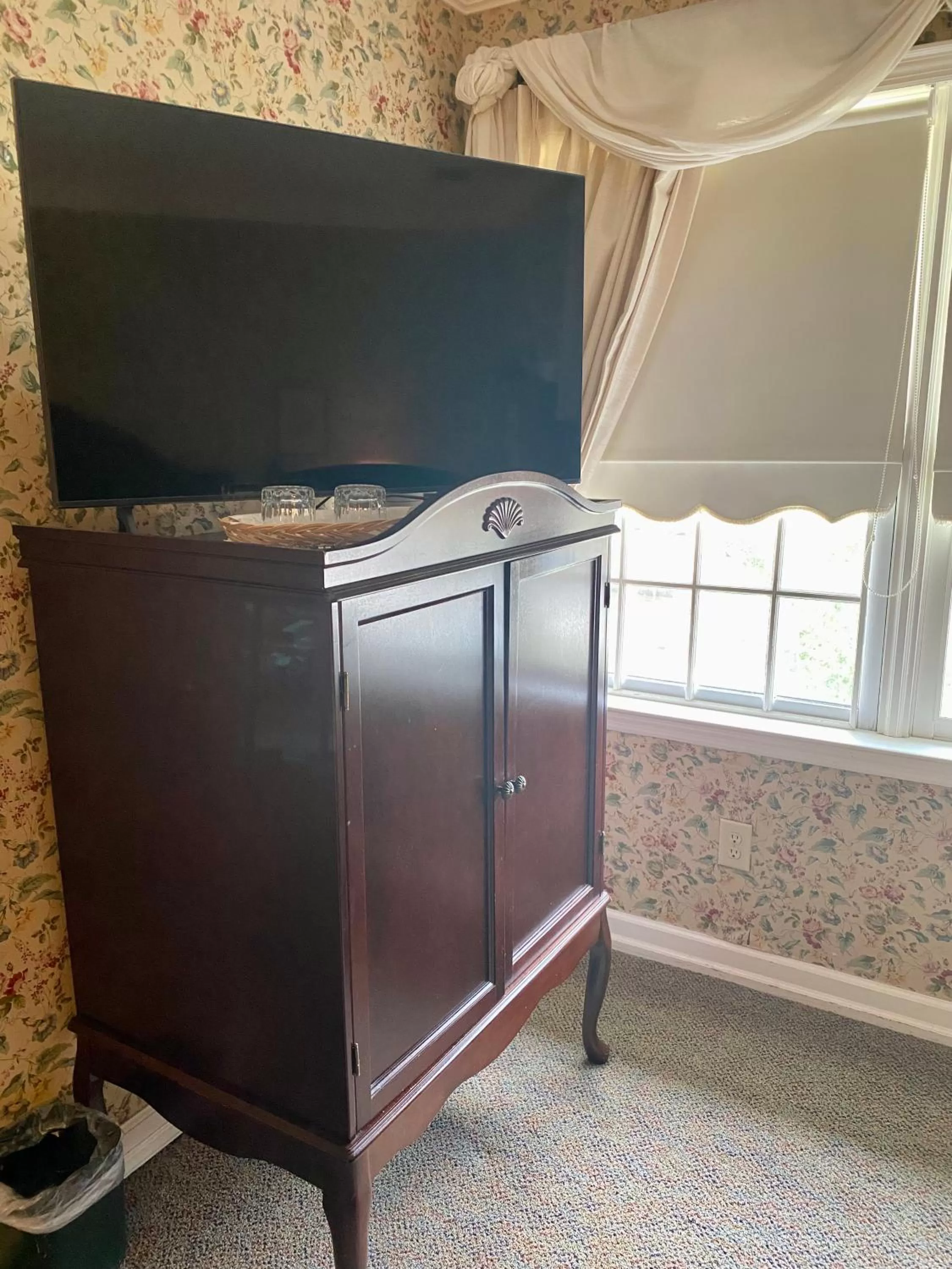 TV and multimedia, TV/Entertainment Center in The Cypress Inn