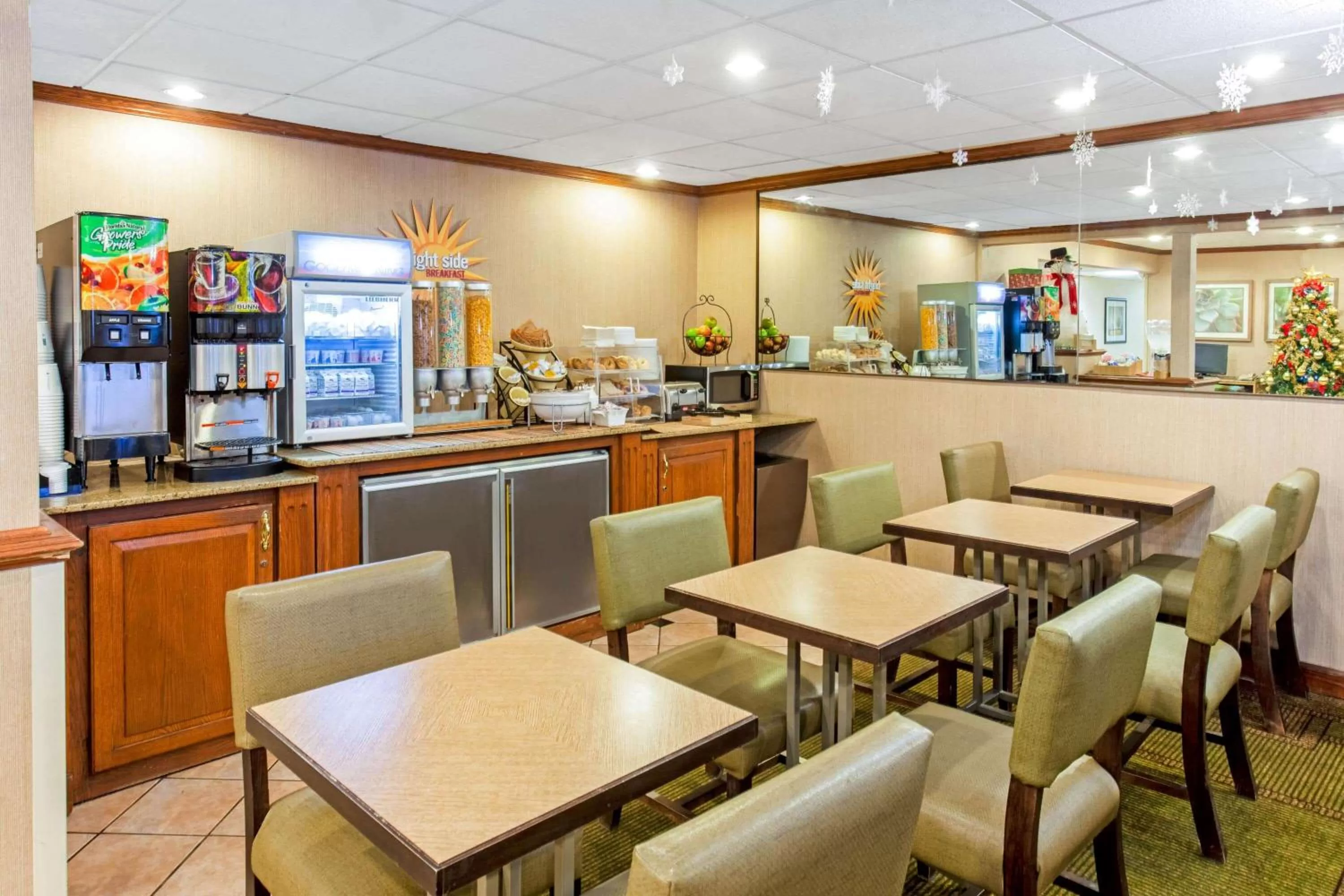Restaurant/places to eat in La Quinta Inn by Wyndham Milwaukee Airport / Oak Creek