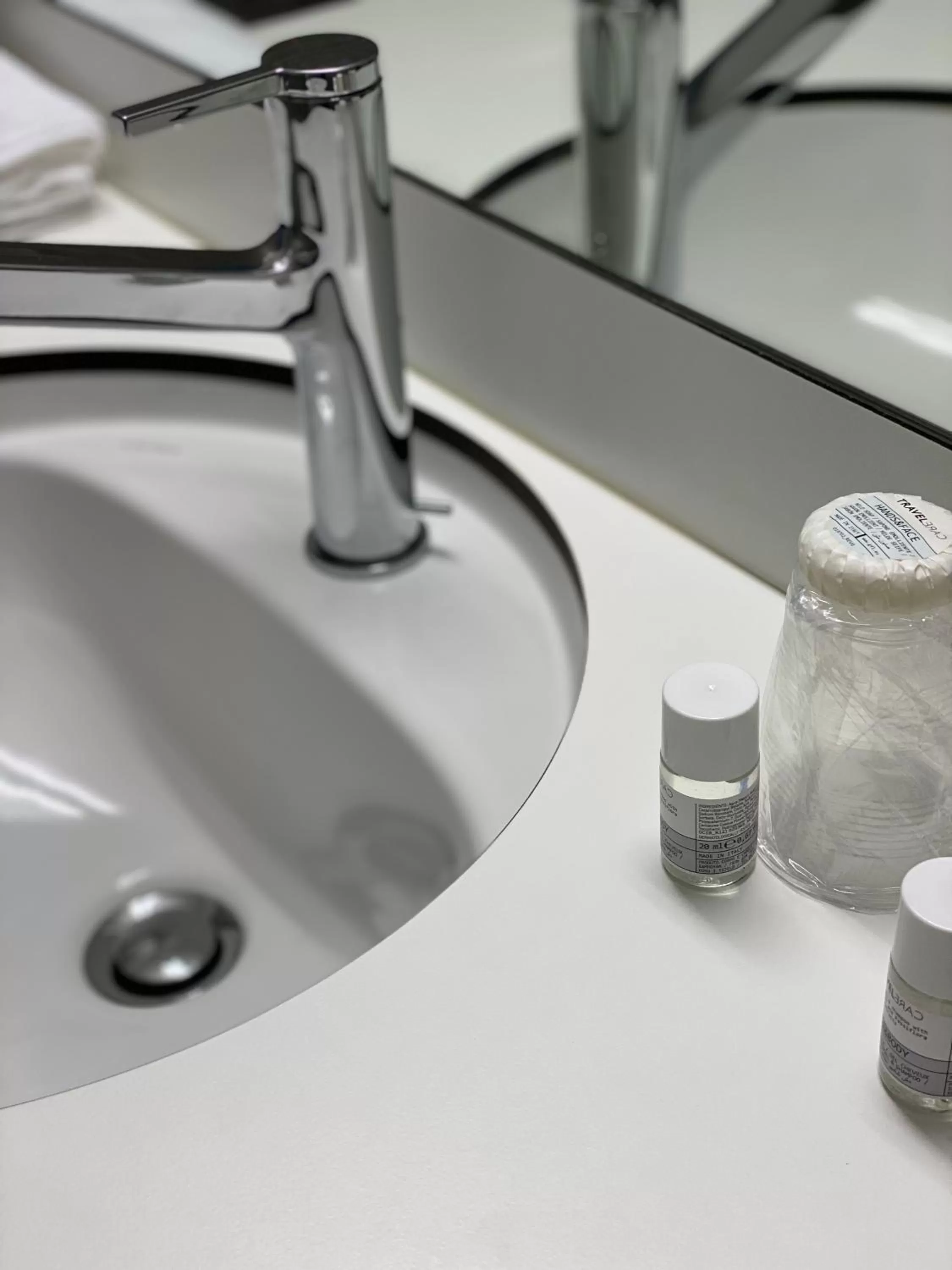 Bathroom in Neuchâtel City Hôtel