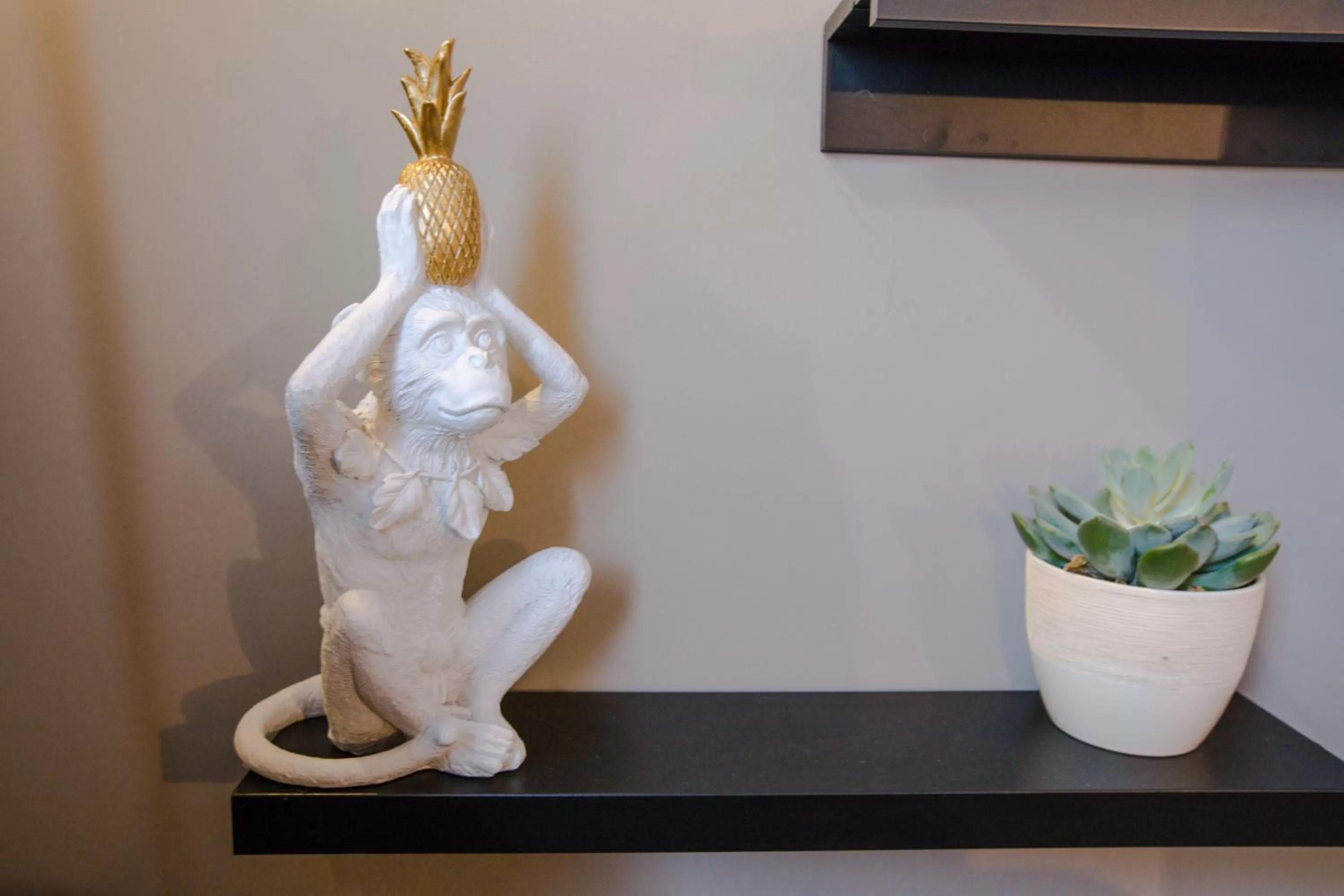 The Wheatsheaf Pub, Kitchen & Rooms