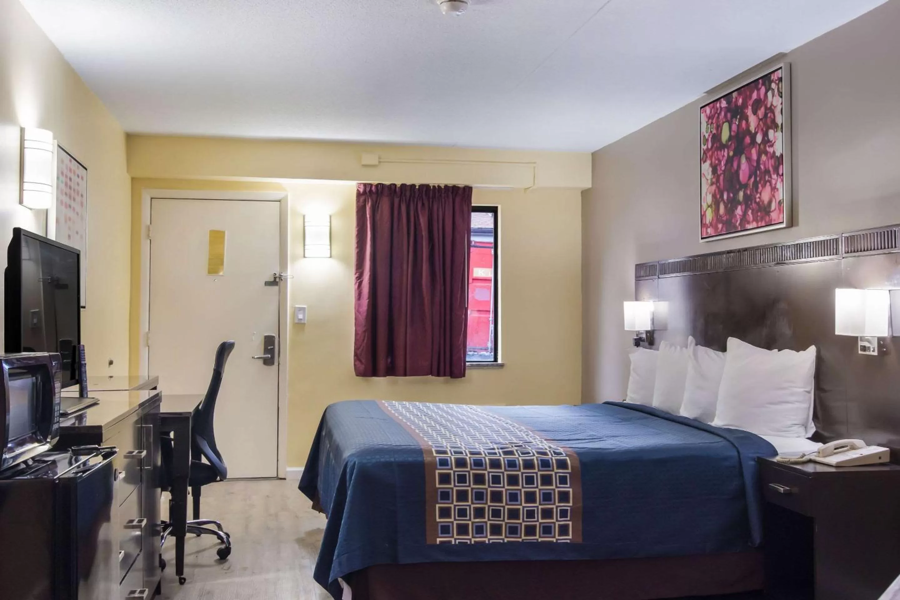 Photo of the whole room, Bed in Rodeway Inn & Suites Monroeville-Pittsburgh