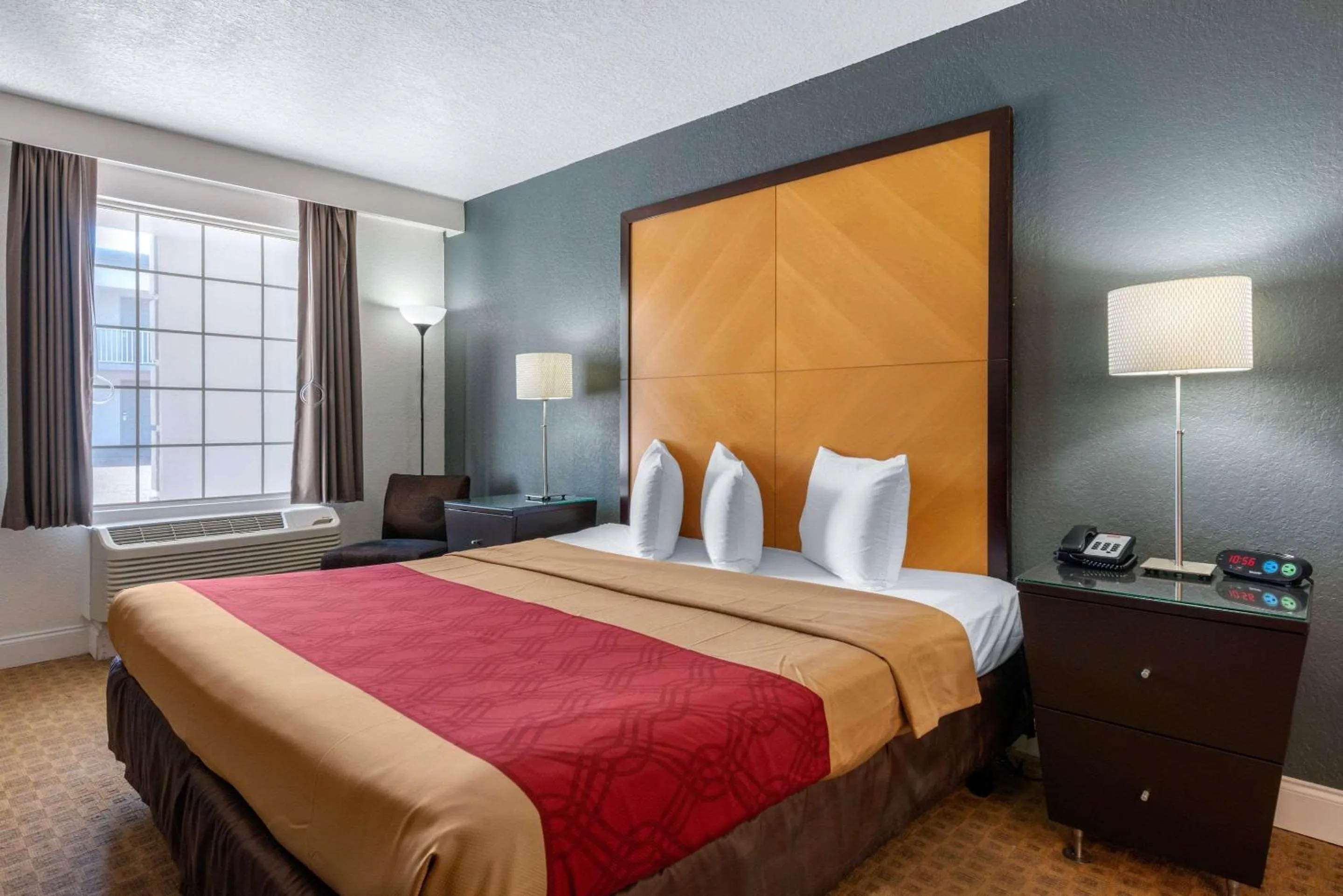 Photo of the whole room, Bed in Econo Lodge Airport - RJ Stadium