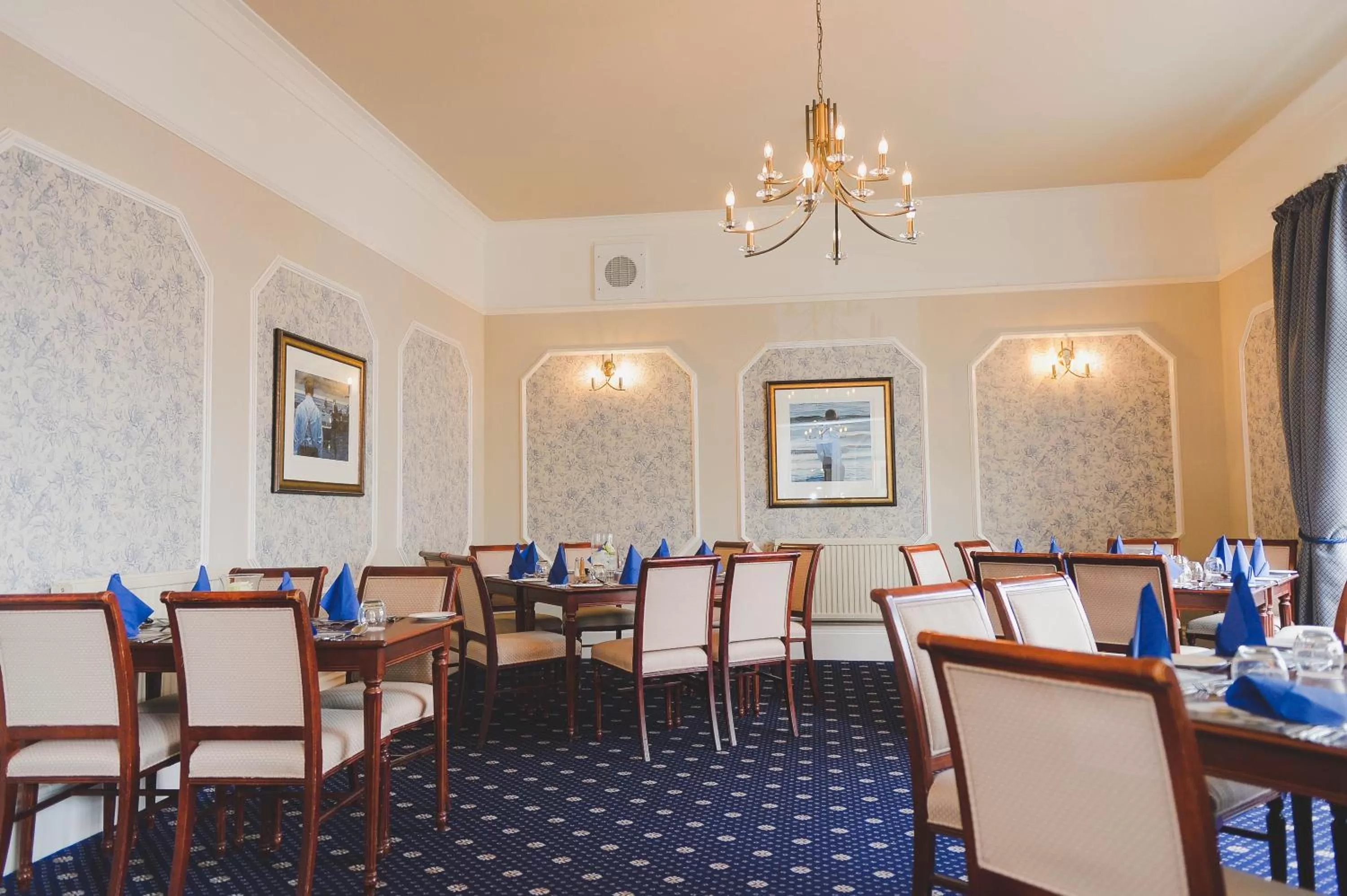 Restaurant/places to eat in Sunninghill Hotel