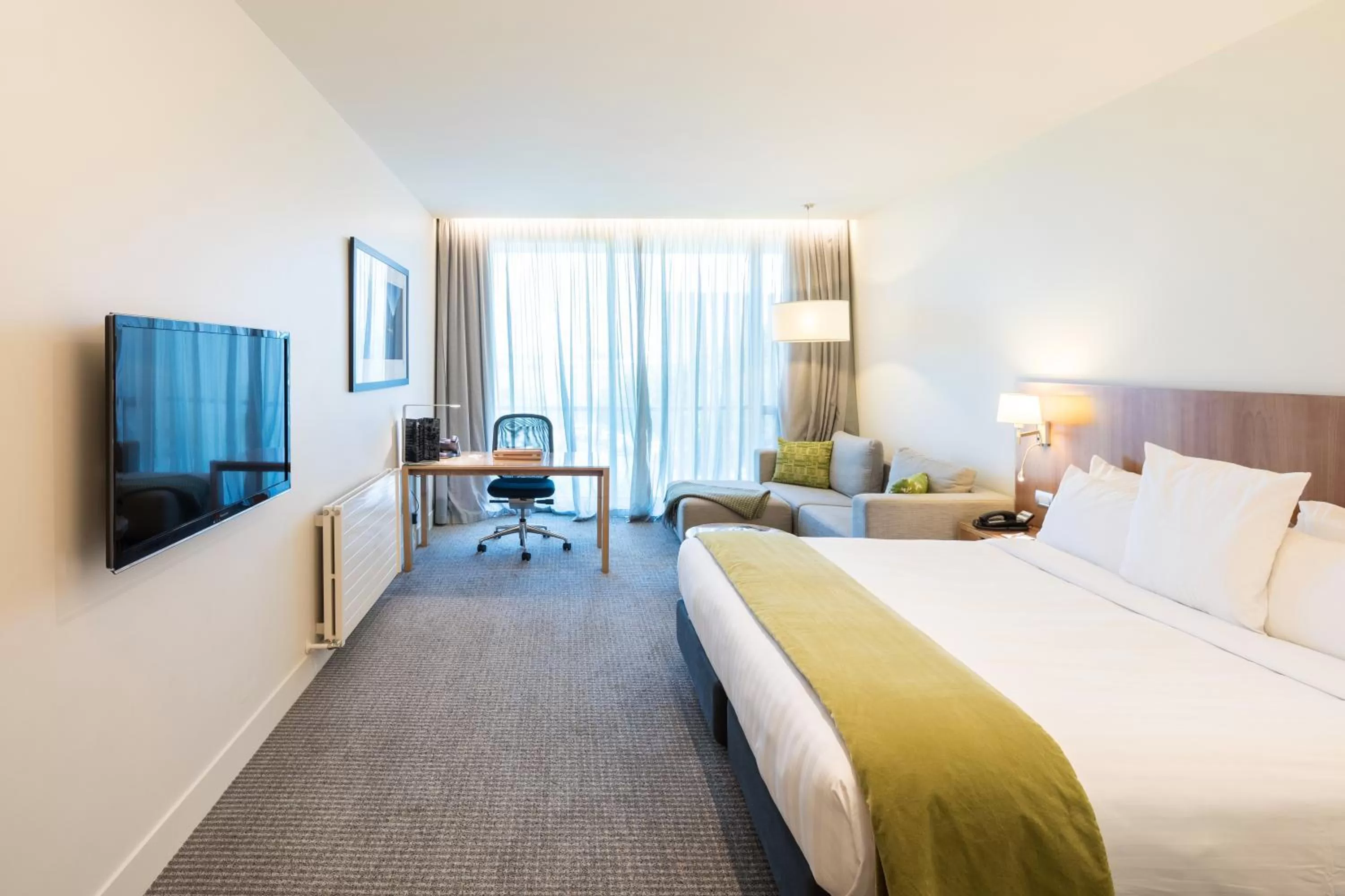 Photo of the whole room, Bed in Commodore Airport Hotel Christchurch